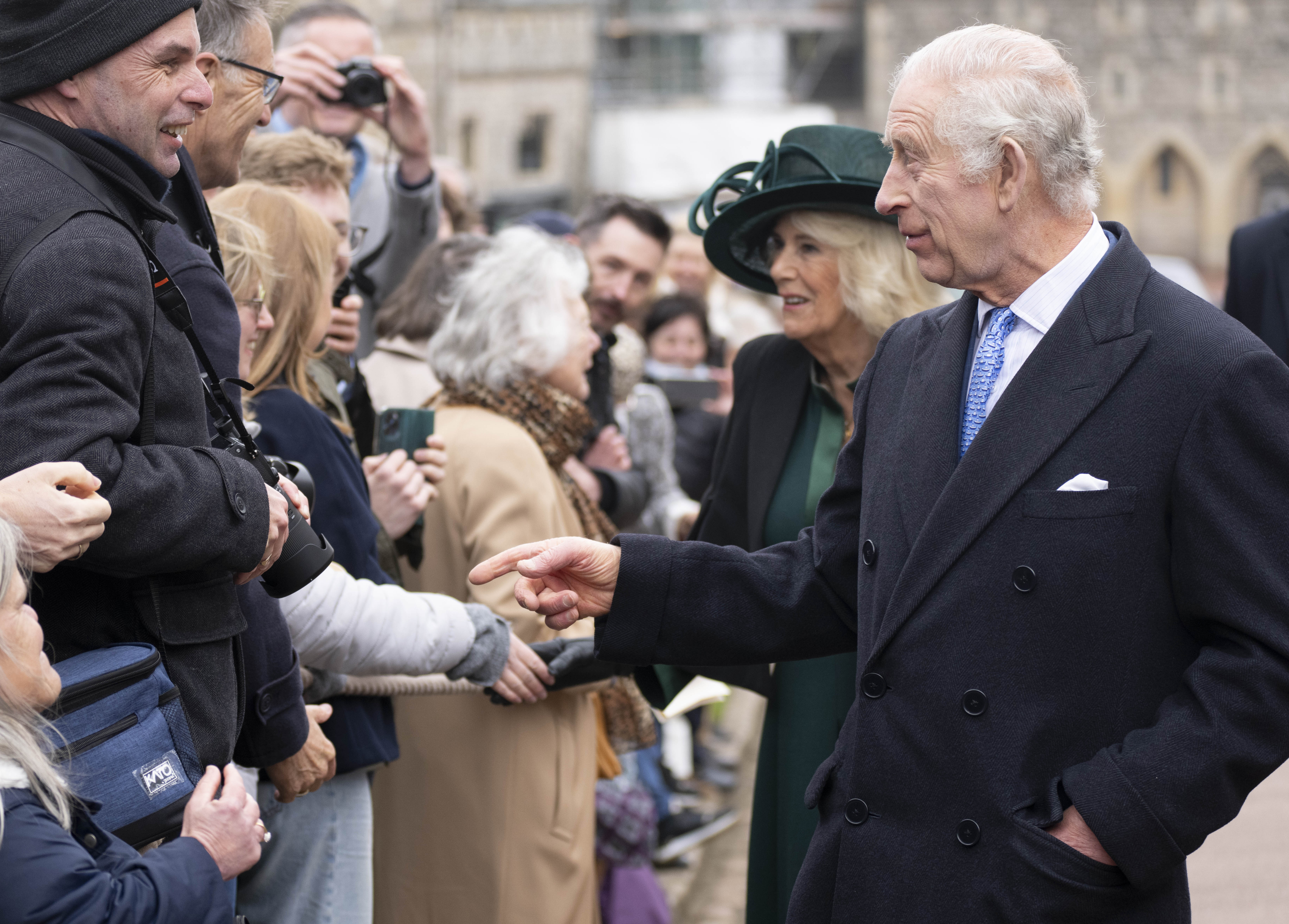 Rey Charles III y la reina Camilla asisten al Servicio de Maitines de Pascua en la Capilla de St. George, Castillo de Windsor, el 31 de marzo de 2024, en Windsor, Inglaterra | Foto: Getty Images