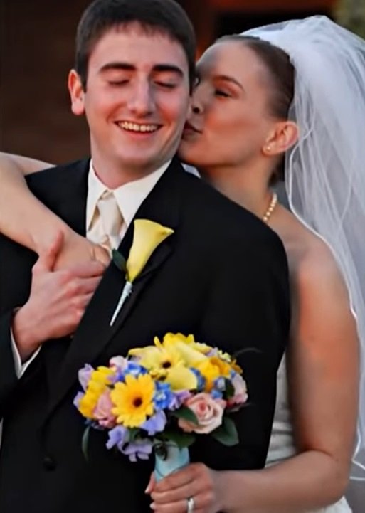 Neil y Laura en su primera boda.| Imagen tomada de: YouTube/Daily Mail Tv