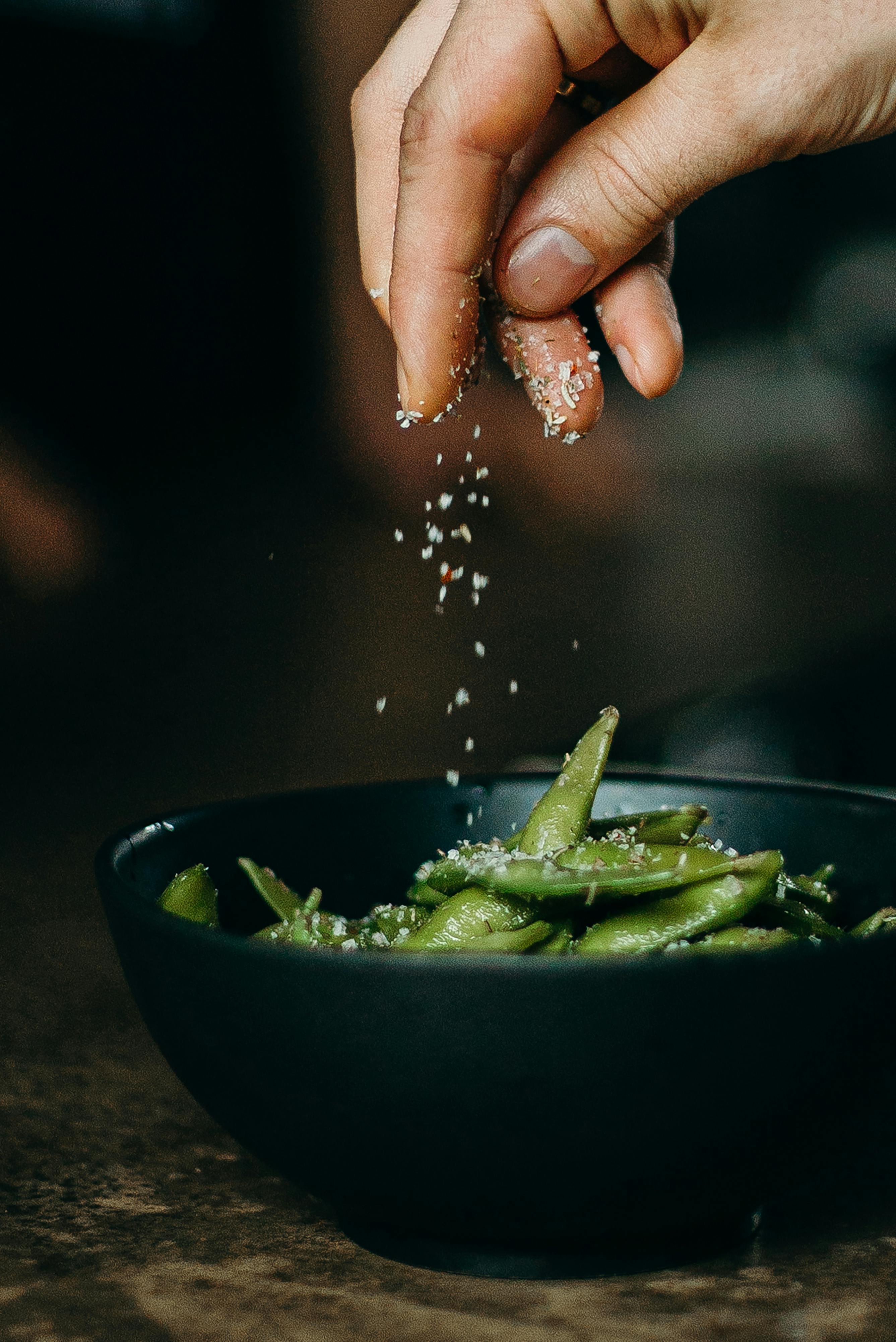 Sazonar la comida | Fuente: Pexels