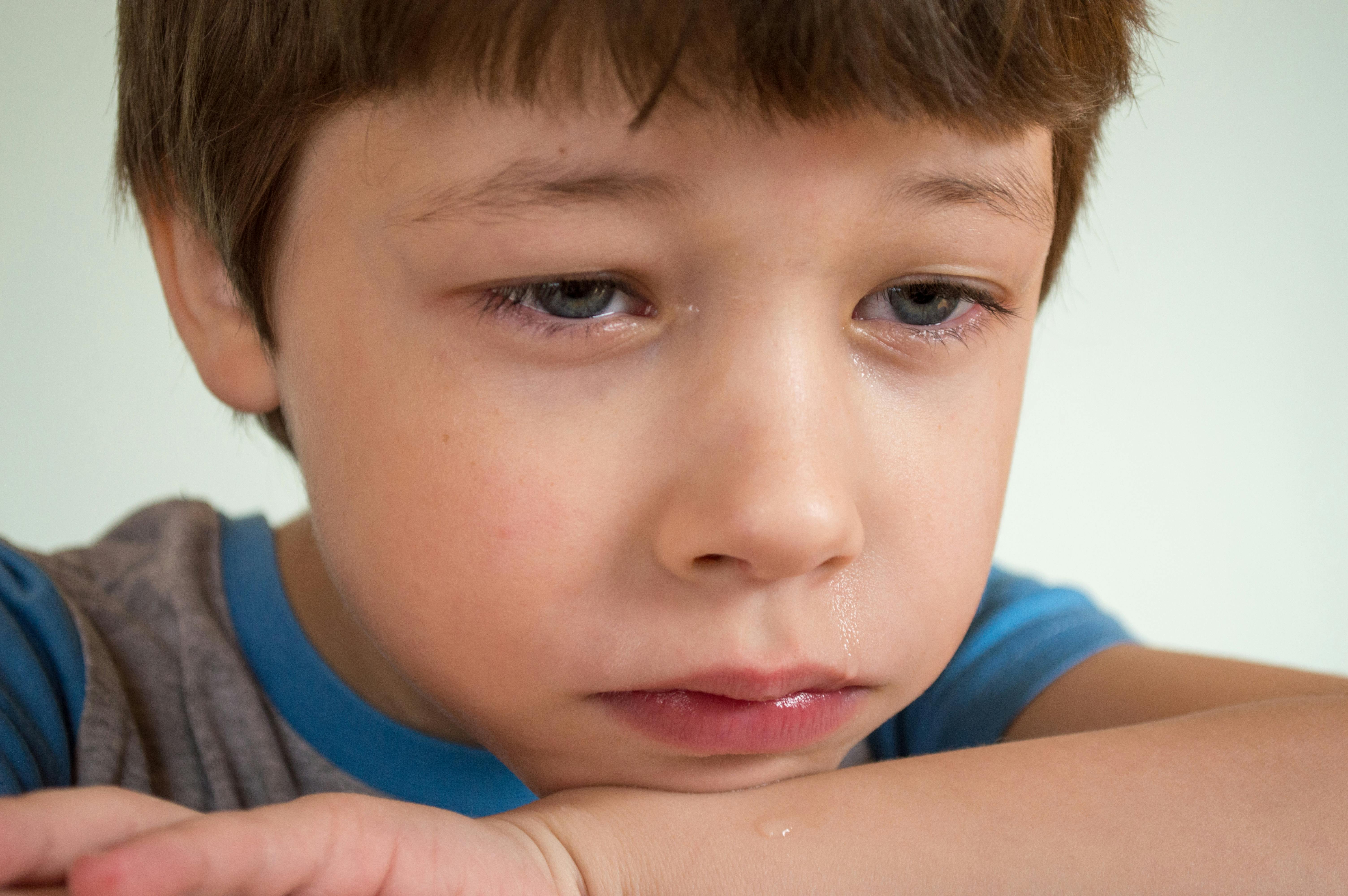 Un niño triste llorando | Fuente: Pexels