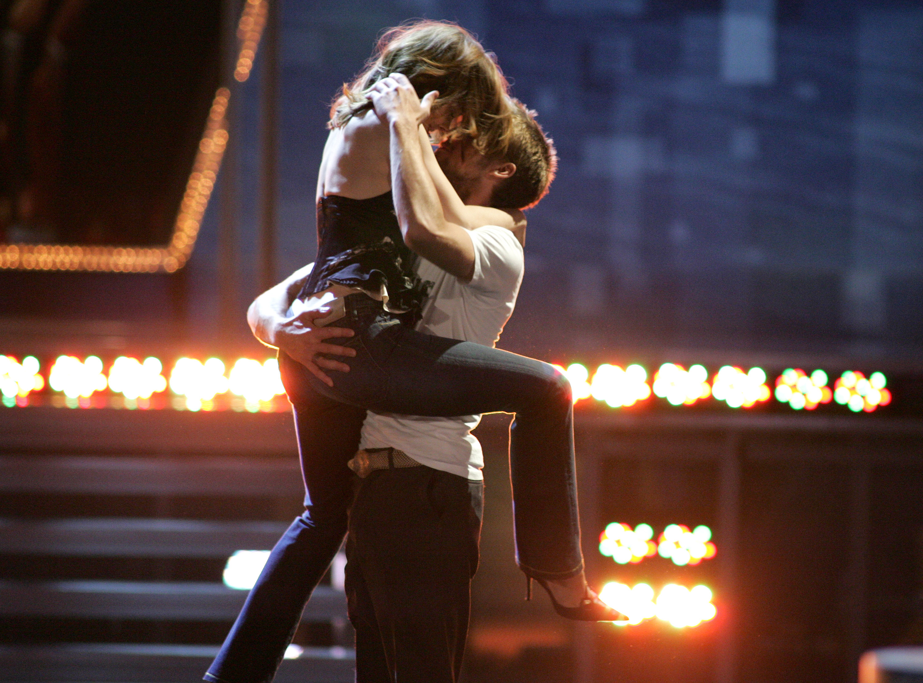 Rachel McAdams y Ryan Gosling, retoman sus papeles en "The Notebook" para el premio al Mejor Beso en los MTV Movie Awards 2005 | Fuente: Getty Images