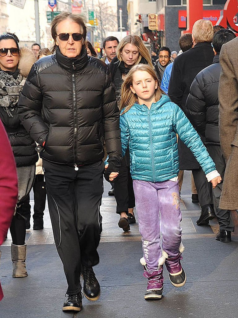 Paul McCartney y su hija, Beatrice, vistos en una salida el 19 de diciembre de 2013 | Foto: Getty Images