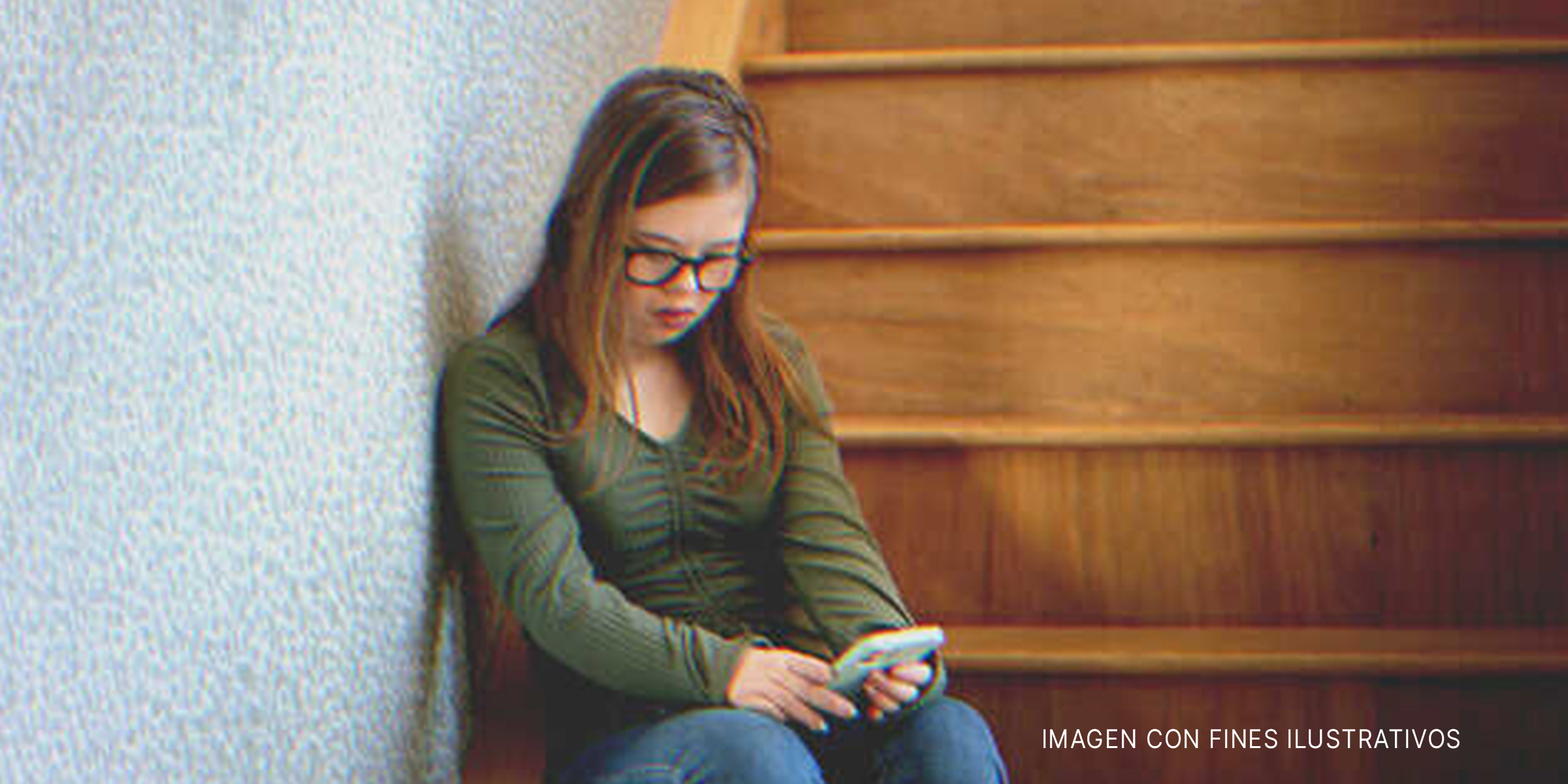 Chica con síndrome de Down sentada en unas escaleras. | Foto: Getty Images