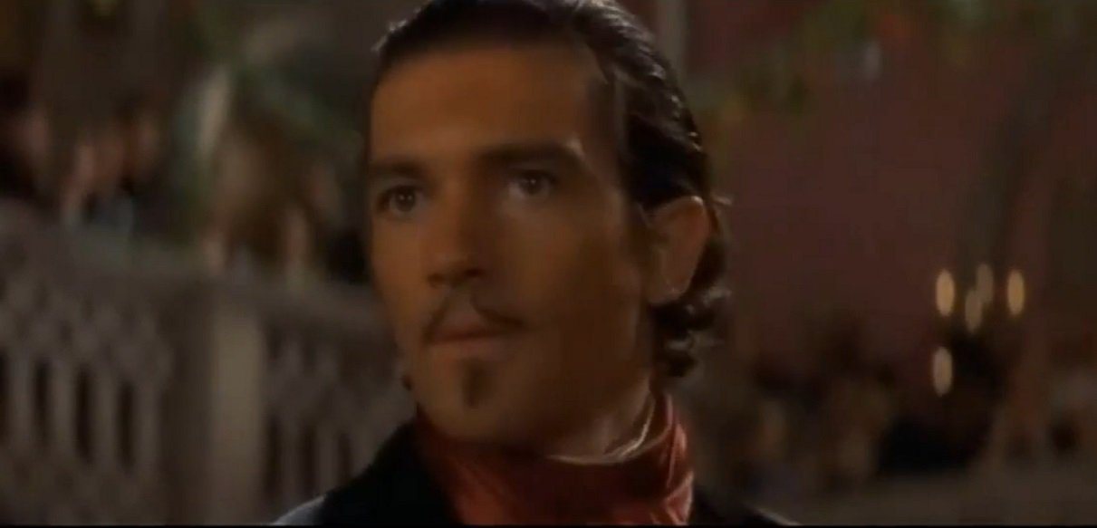 Antonio Banderas en una escena de "La máscara del Zorro".| Fuente: Youtube/Luz de Luna