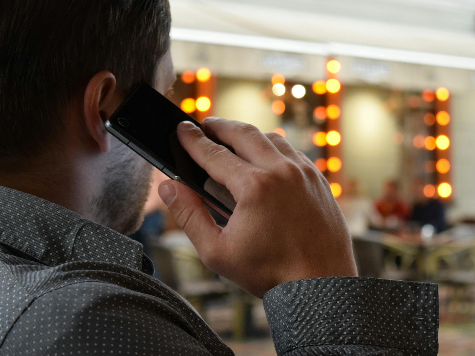 Un hombre hablando por teléfono con su esposa | Fuente: Pexels