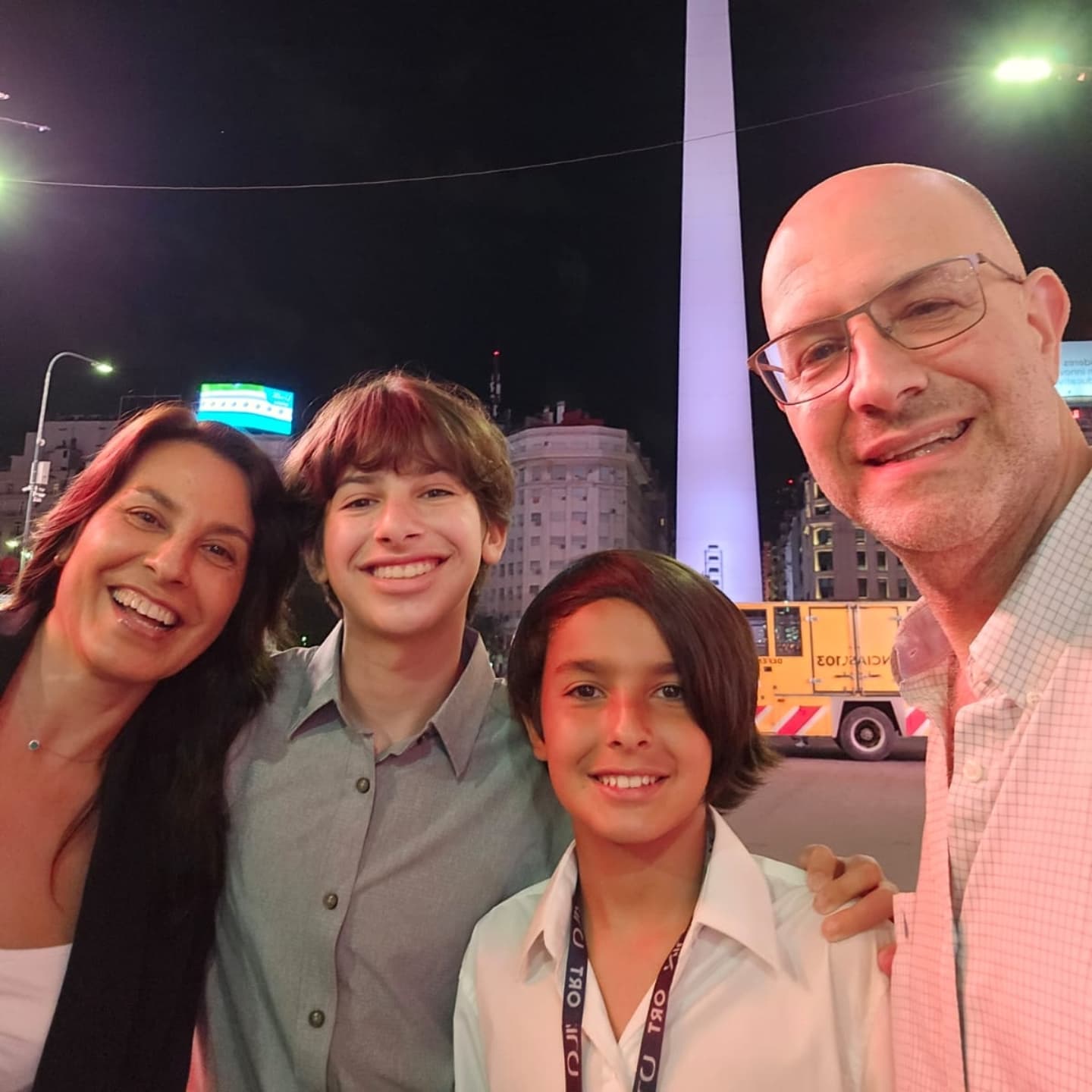Laura Leguizamón, Bernardo Seltzer y sus hijos Ian e Ivo. | Foto: Facebook.com/laura.leguizamon.1044