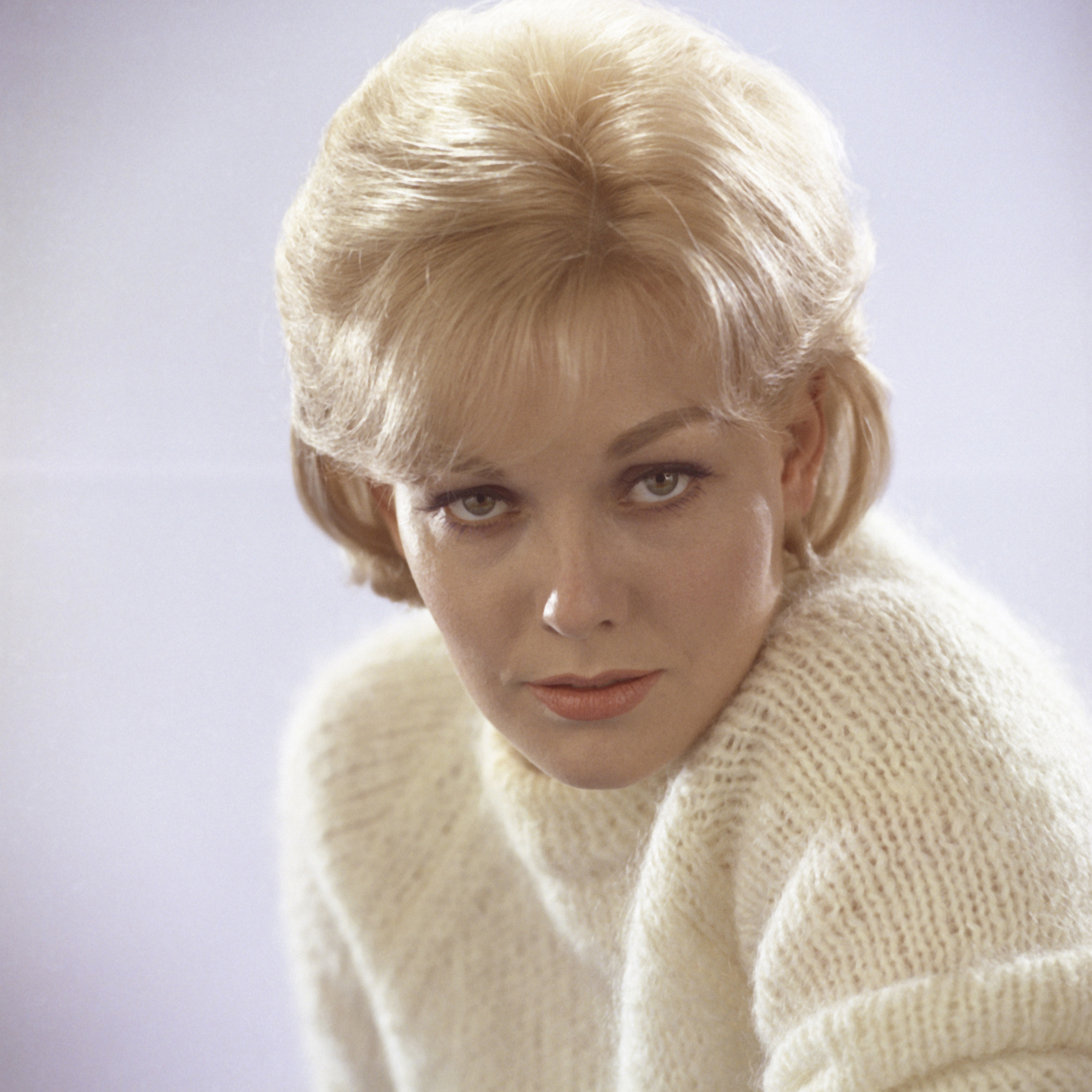 Retrato publicitario de estudio de Kim Novak posando con jersey blanco hacia 1960. | Fuente: Getty Images