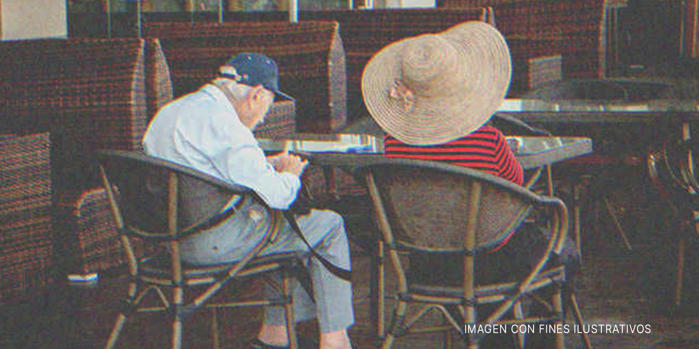 Pareja de ancianos sentados frente a una mesa. | Foto: Shutterstock