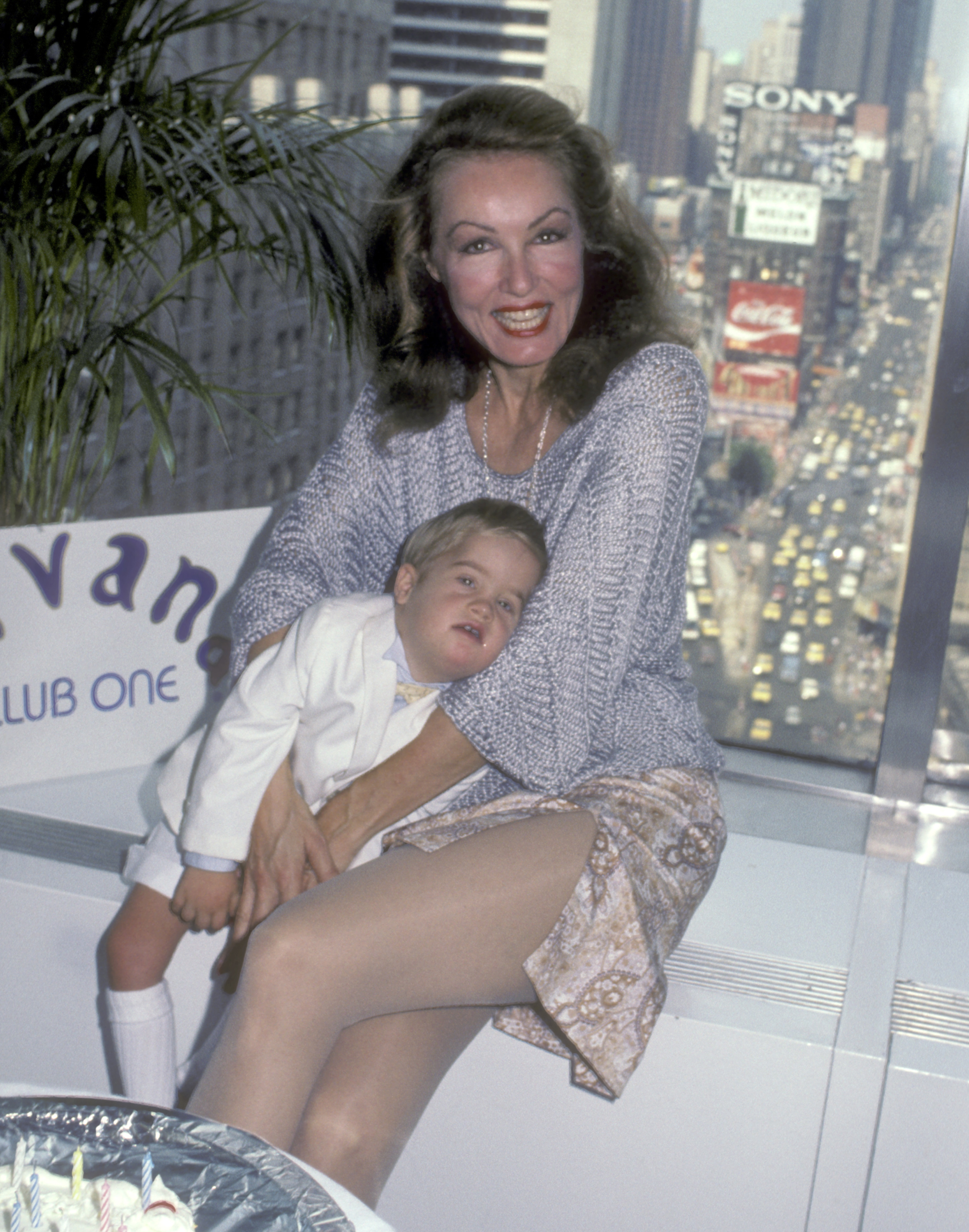 La famosa y John Smith en la fiesta de su 51 cumpleaños, el 16 de agosto de 1984, en Nueva York. | Fuente: Getty Images