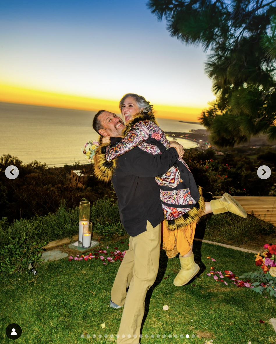 Ricki Lake y Ross Burningham aparecen en una foto fechada el 9 de enero de 2025 | Fuente: Instagram/rickilake