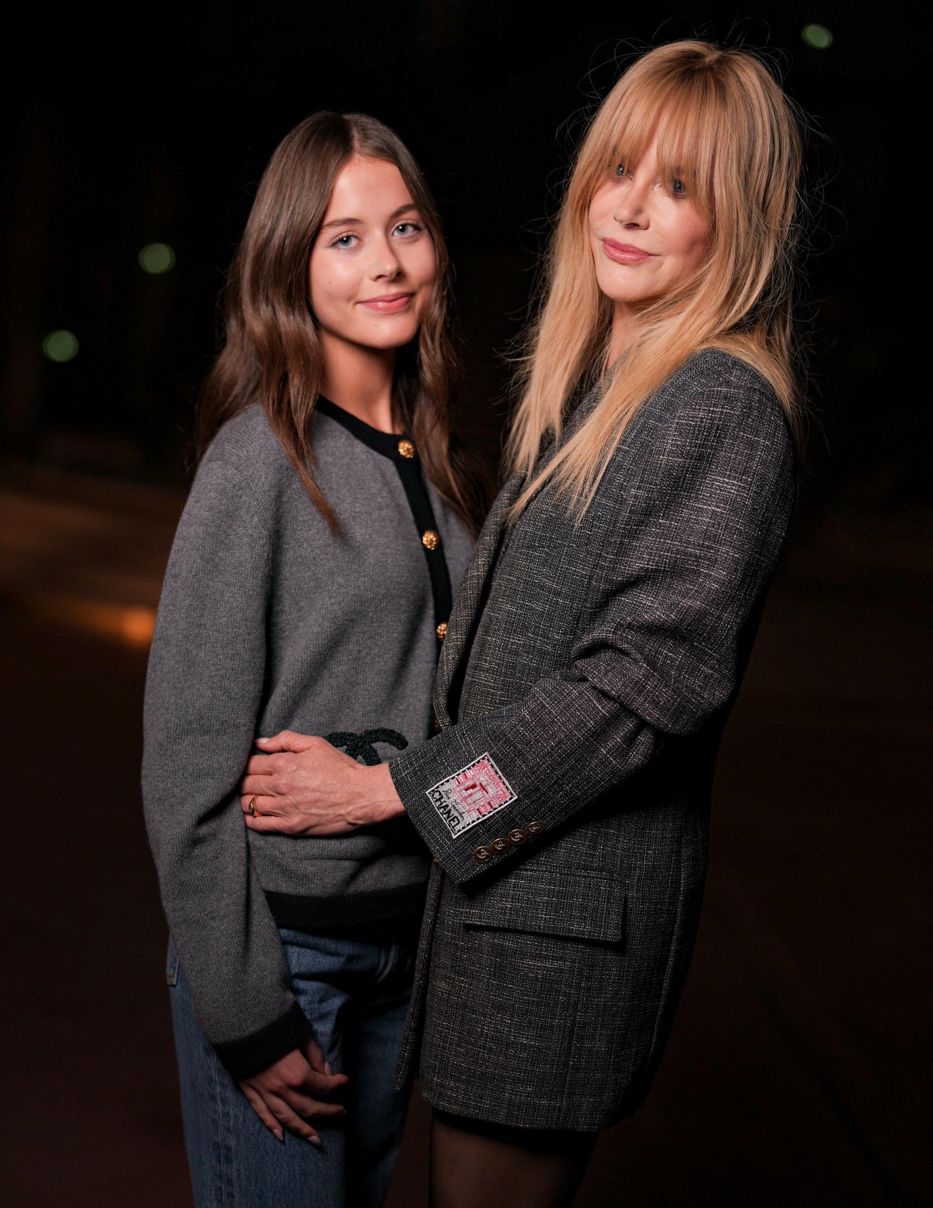 Nicole Kidman abraza a su hija de 15 años, Faith Margaret, mientras posan juntas en el desfile de primavera/verano 2027 de Chanel durante la Semana de la Moda de París en octubre de 2026. | Fuente: Getty Images