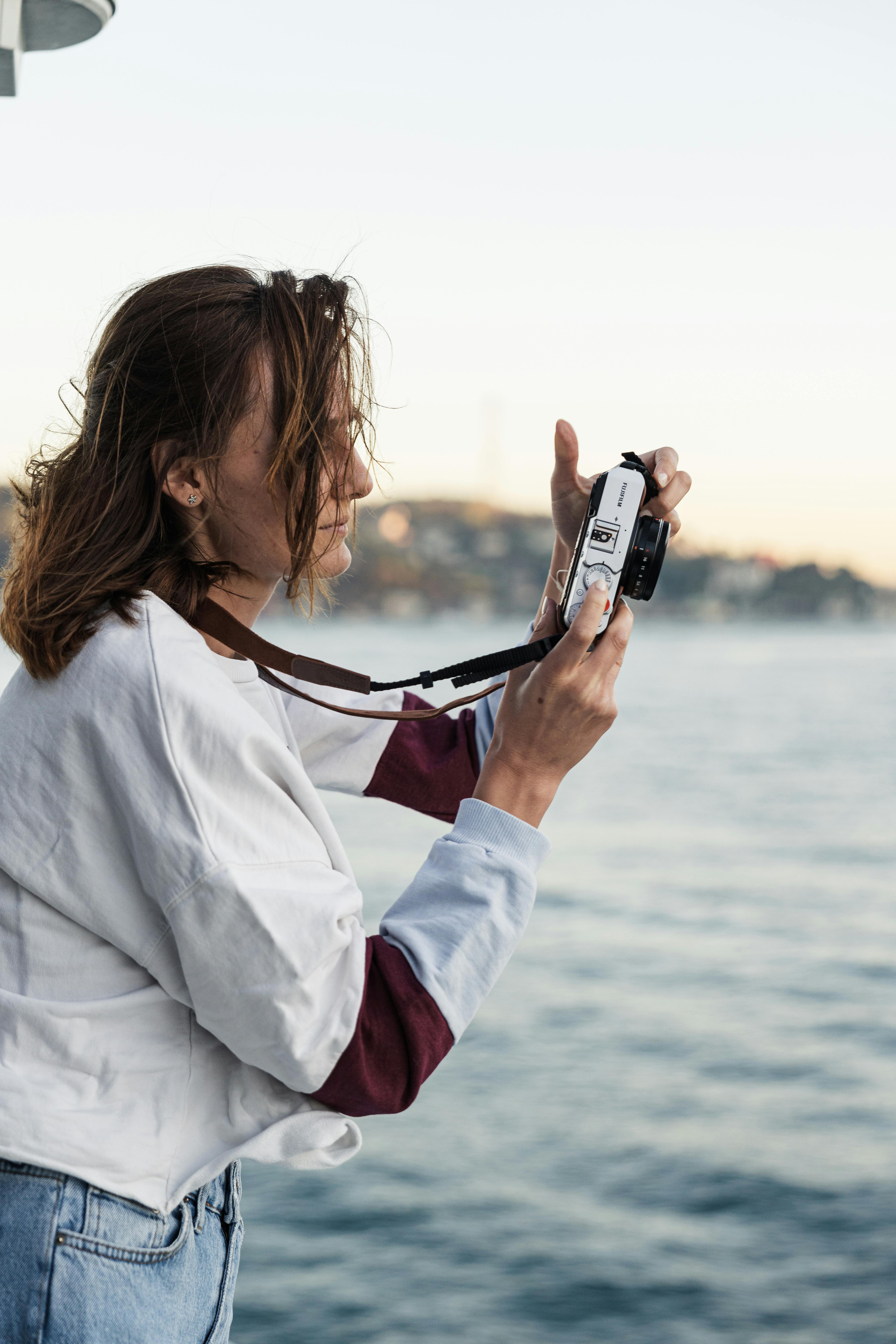 Mujer se hace una foto en la playa | Fuente: Pexels