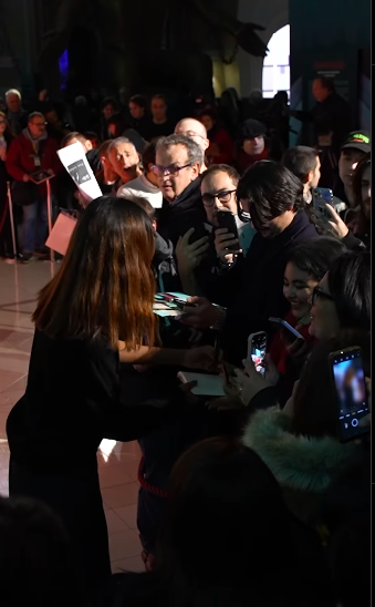 Zoe Saldaña firmando autógrafos a los fans en el estreno de "Emilia Pérez", publicado el 3 de diciembre de 2024 | Fuente: Instagram/museocinema