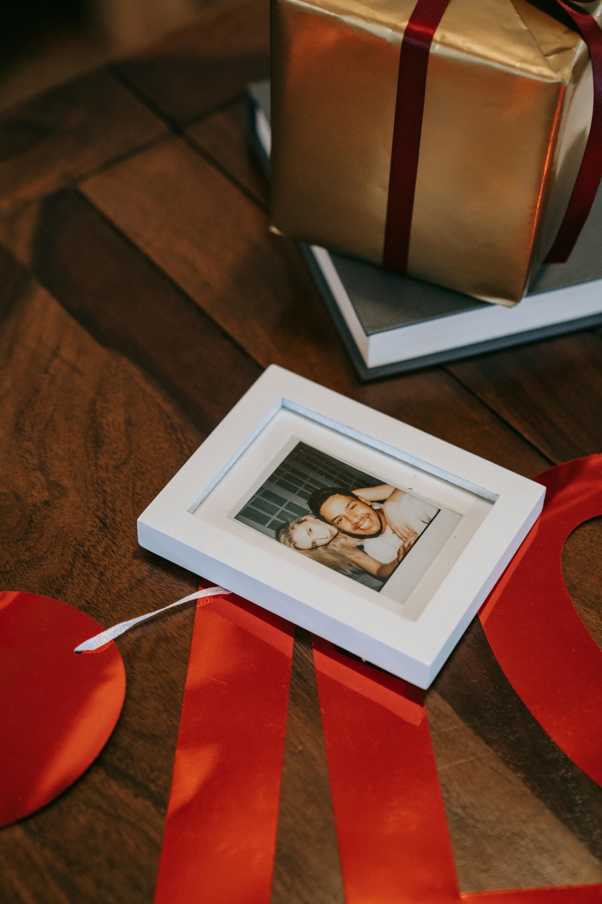 Un marco de madera con la fotografía de una pareja | Fuente: Pexels