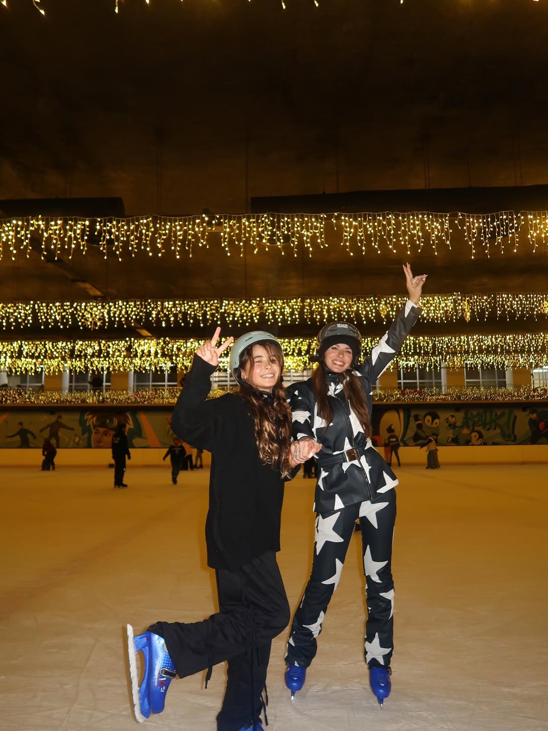 La China Suárez junto a su hija Rufina Cabré en una pista de patinaje sobre hielo en Estambul | Fuente: Instagram/sangrejaponesa