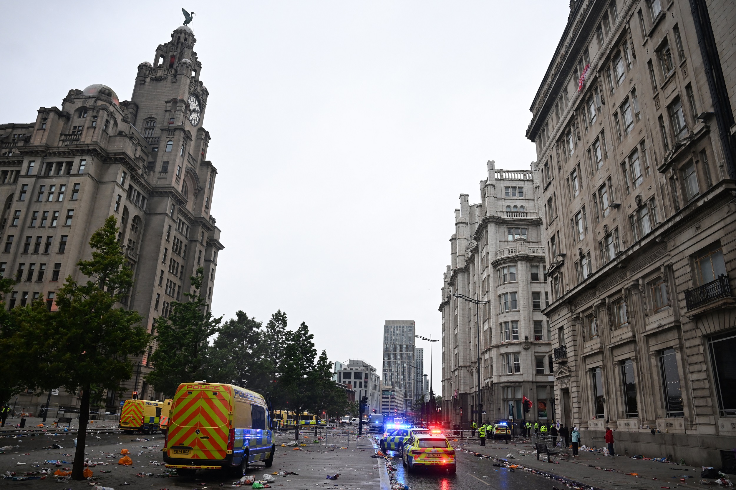Furgonetas de la policía aparcadas a lo largo de The Strand, junto al Royal Liver Building, tras un incidente al margen del desfile de la victoria del Liverpool en la Premier League, en Liverpool, noroeste de Inglaterra, el 26 de mayo de 2025 | Fuente: Getty Images