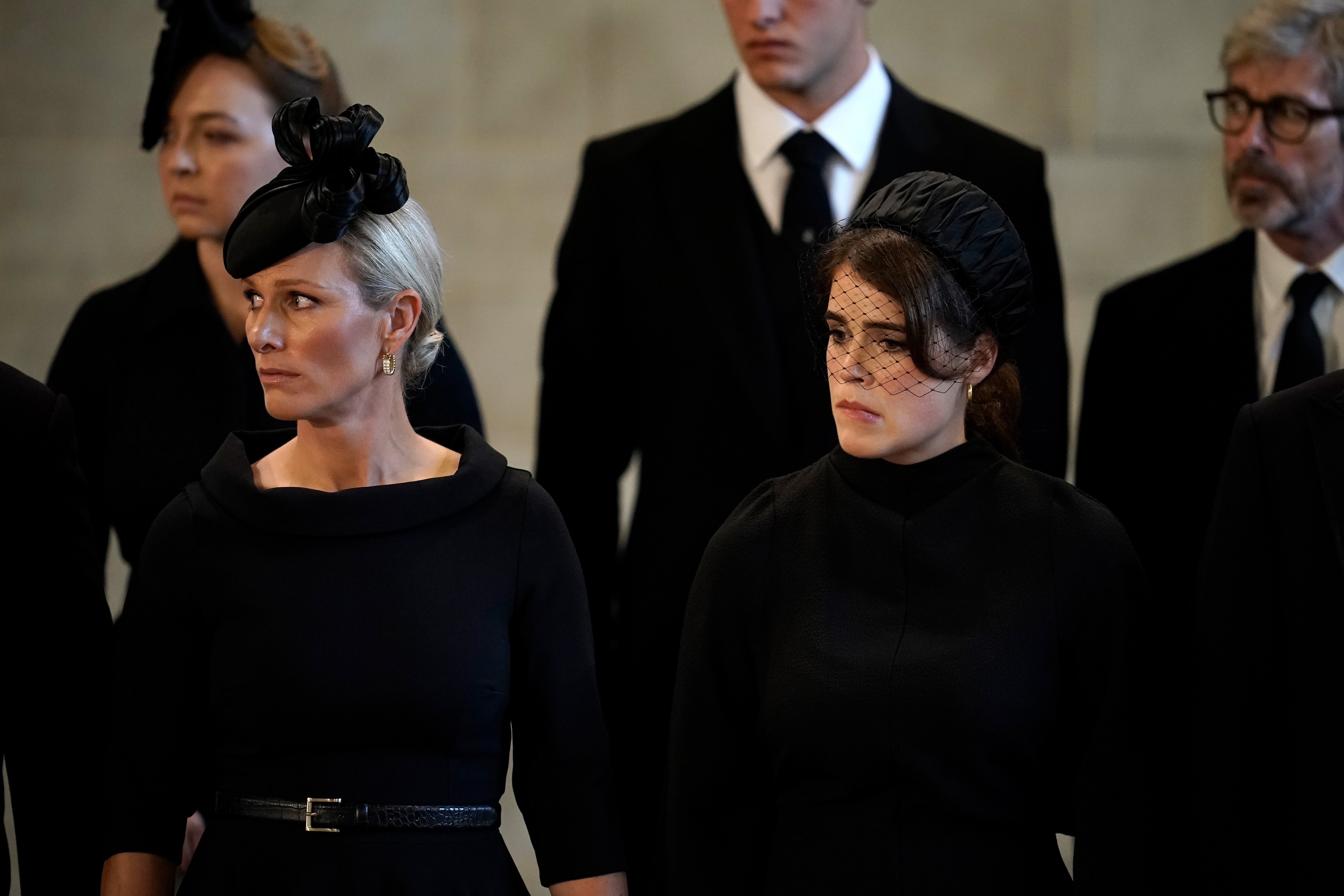 Zara Tindall y la princesa Eugenie presentan sus respetos en El Palacio de Westminster el 14 de septiembre de 2022 en Londres, Inglaterra. | Foto: Getty Images