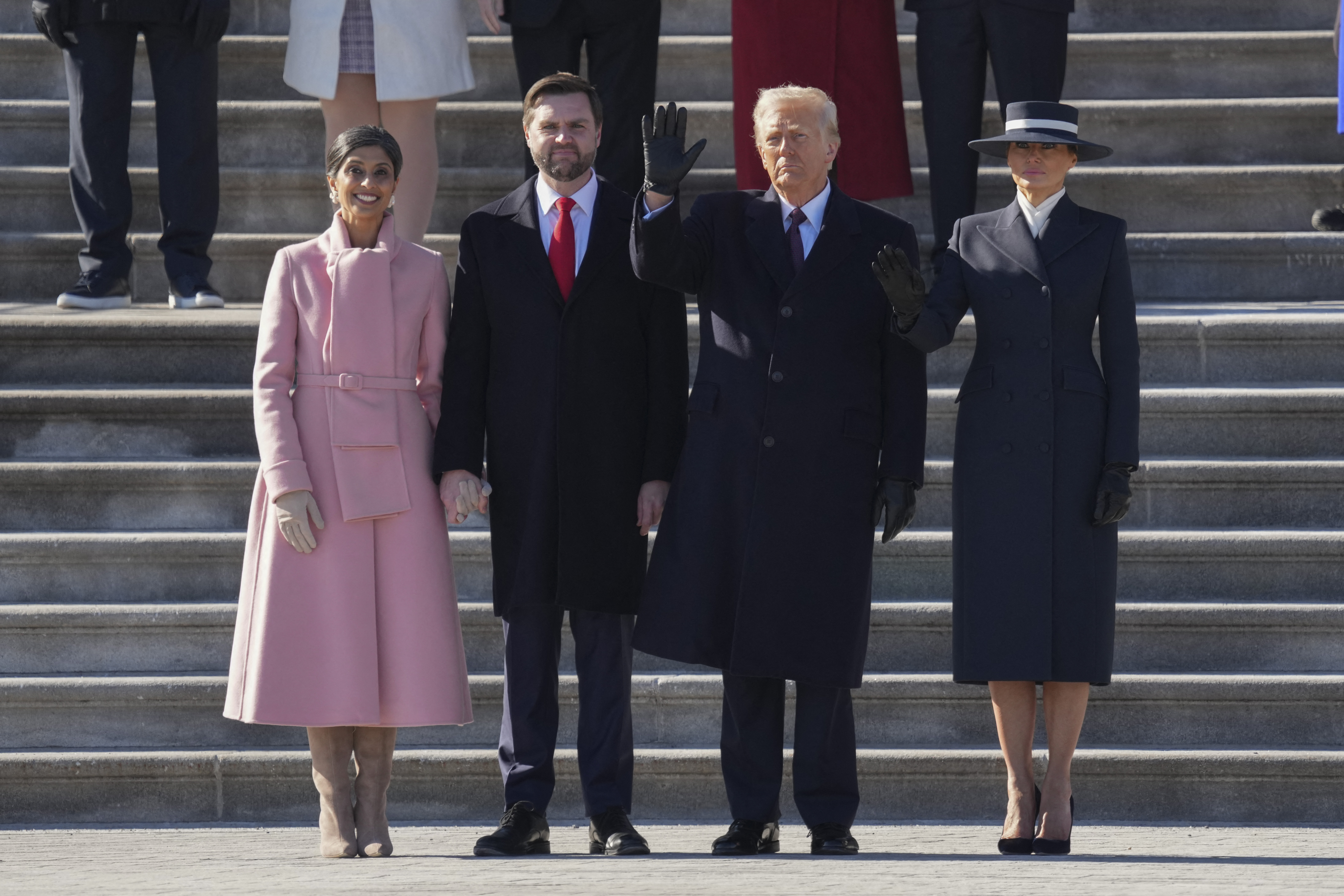 La segunda dama Usha Vance, el vicepresidente JD Vance, el presidente Donald Trump y la primera dama Melania Trump posando en la escalinata del Capitolio. | Fuente: Getty Images