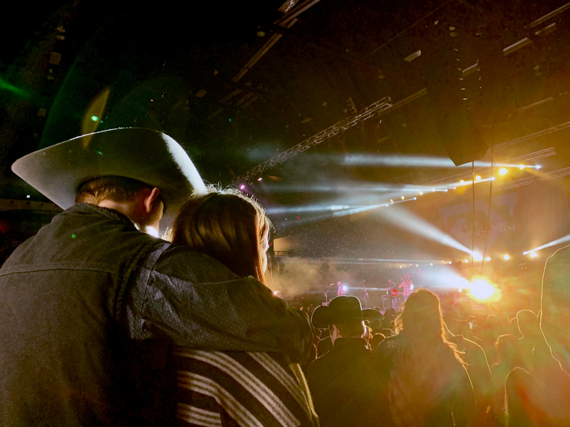 Una pareja en un festival musical | Fuente: Pexels