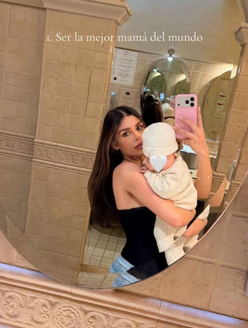 Carolina Flores con su bebé en brazos | Fuente: TikTok/carolinaff444