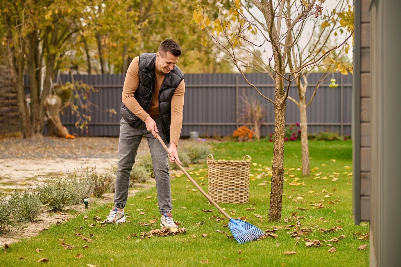 Un hombre limpiando su jardín | Fuente: Freepik