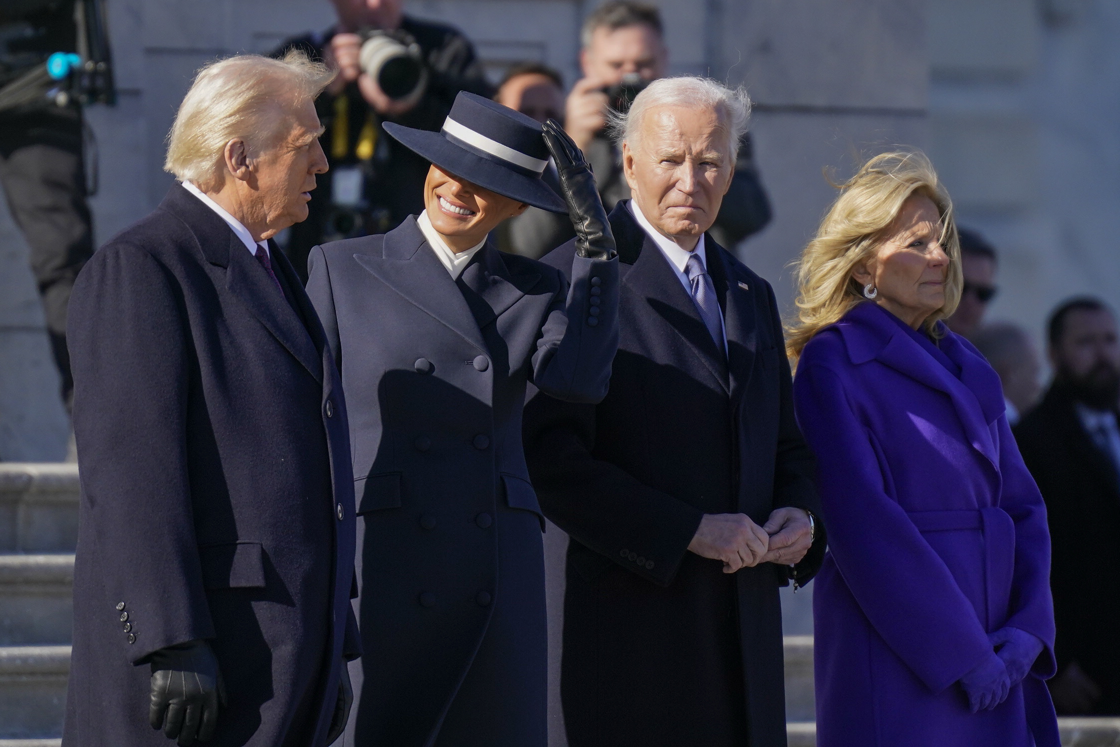 Donald Trump y Melania Trump salen del Capitolio con Joe Biden y Jill Biden, tras la 60ª ceremonia de investidura, el 20 de enero de 2025 | Fuente: Getty Images