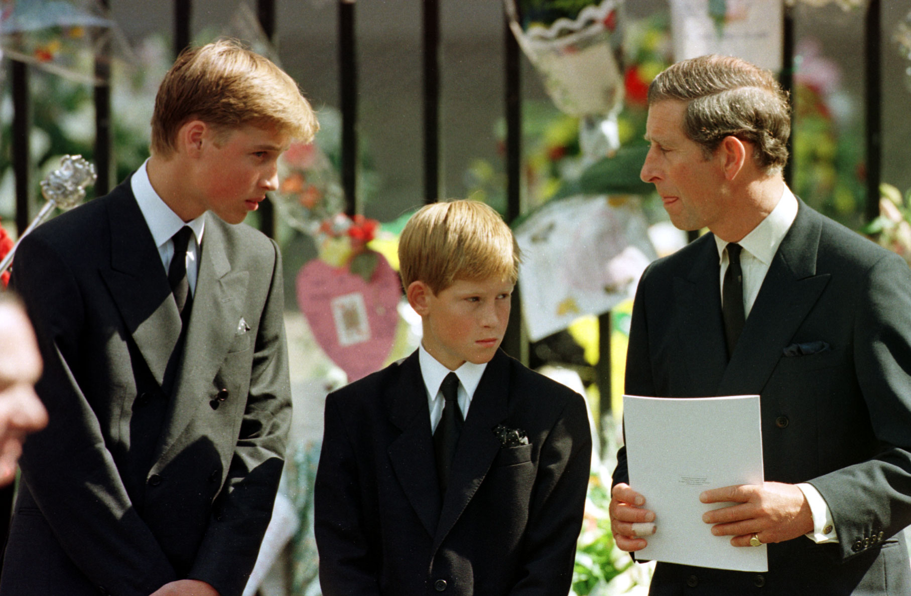 Charles, príncipe de Gales, el príncipe William y el príncipe Harry durante el funeral de Diana, Princesa de Gales, el 6 de septiembre de 1997 en la Abadía de Westminster, Londres | Fuente: Getty Images