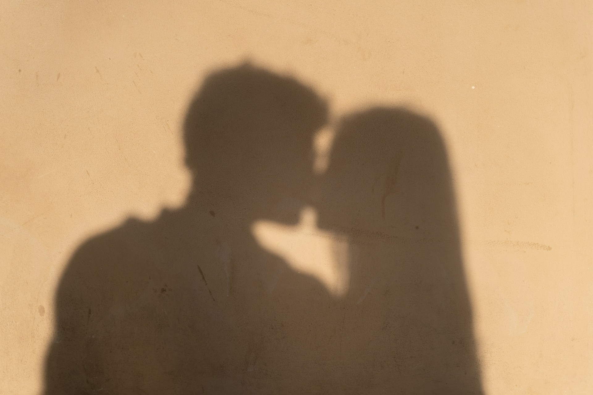 Silueta de una pareja besándose | Fuente: Unsplash