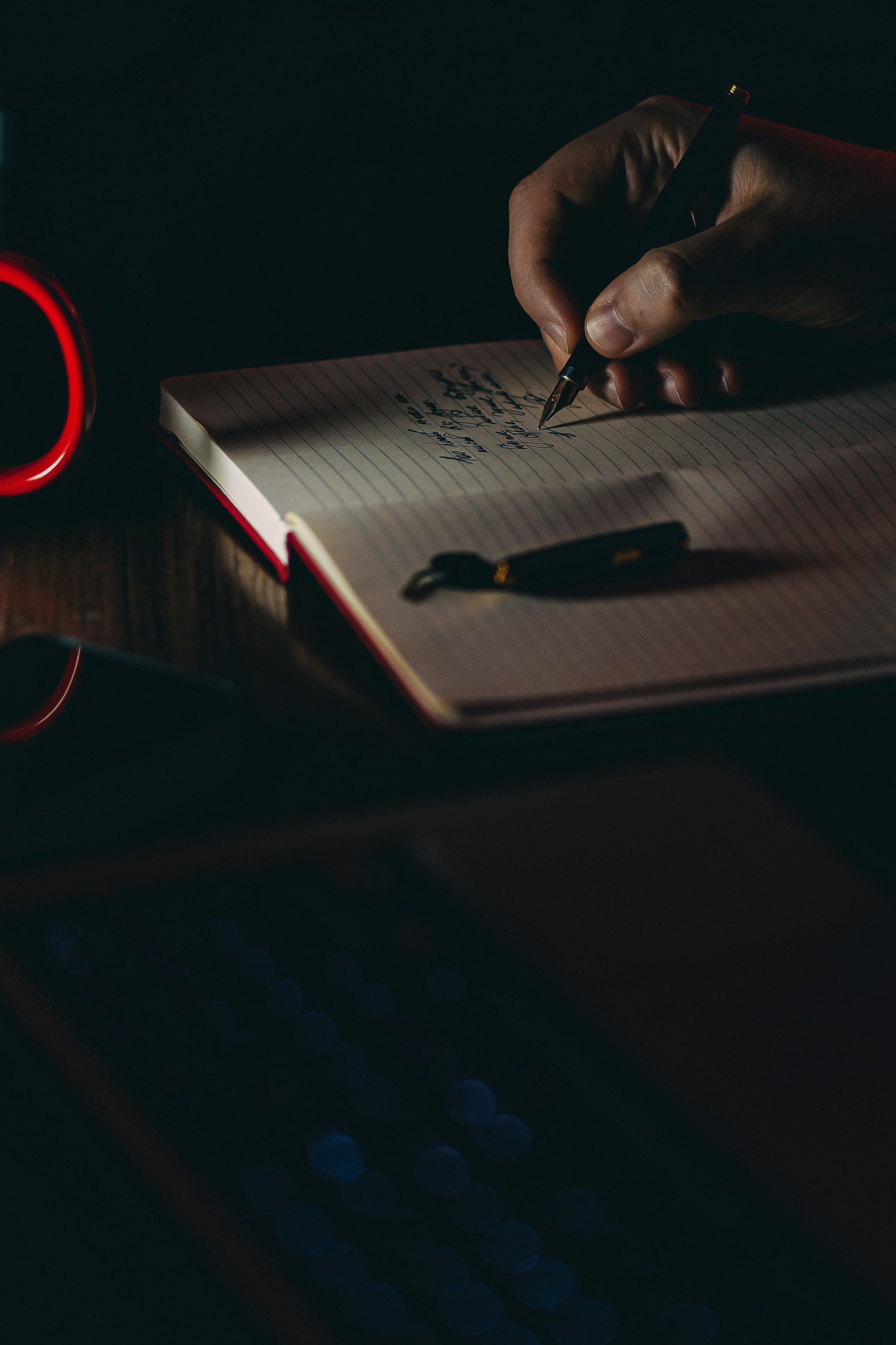 Un hombre escribiendo | Fuente: Unsplash