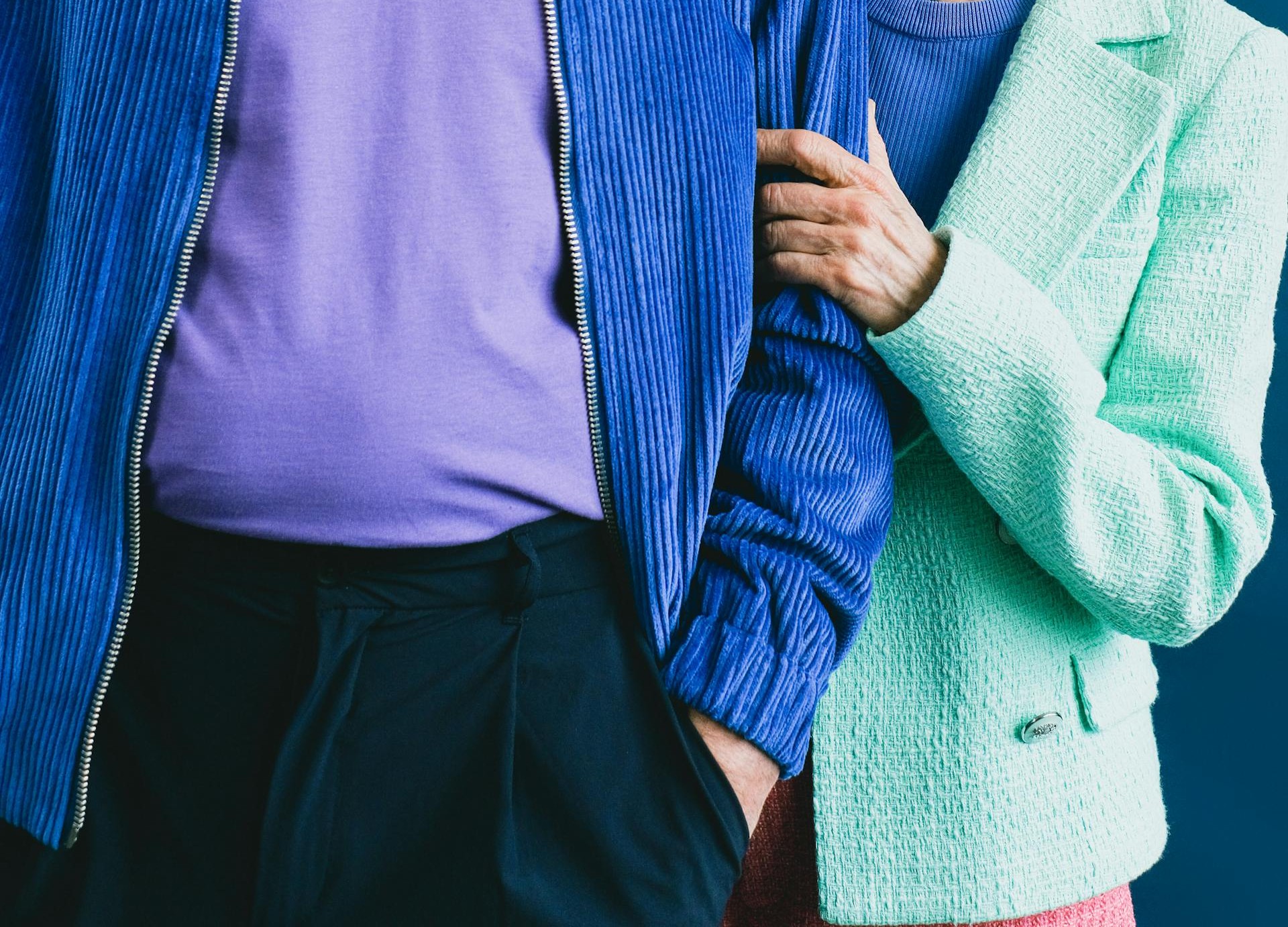 Una pareja de ancianos de pie uno junto al otro | Fuente: Pexels