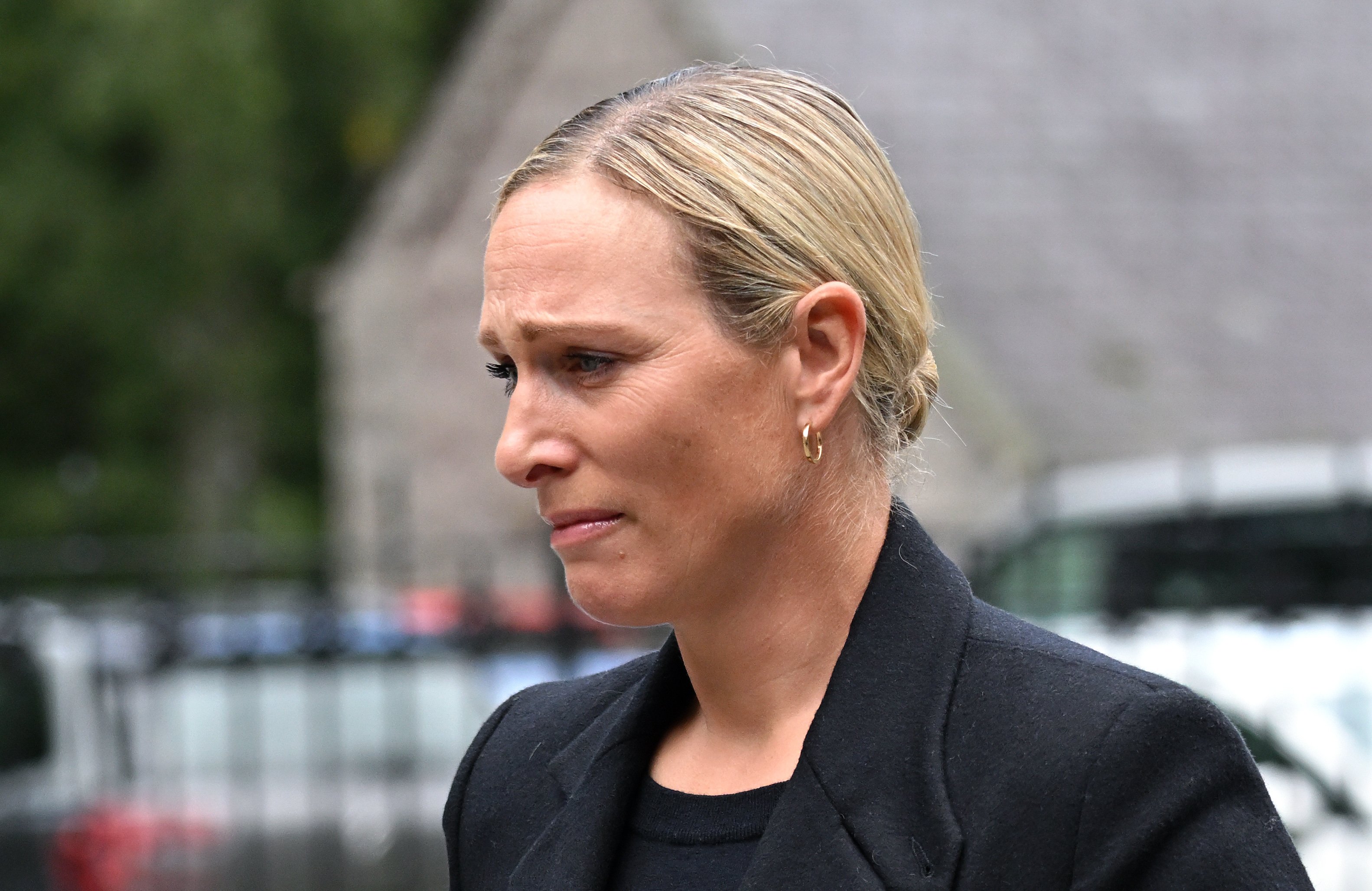 Zara Tindall llorosa ante las puertas del castillo de Balmoral el 10 de septiembre de 2022 en Aberdeen, Escocia. | Foto: Getty Images