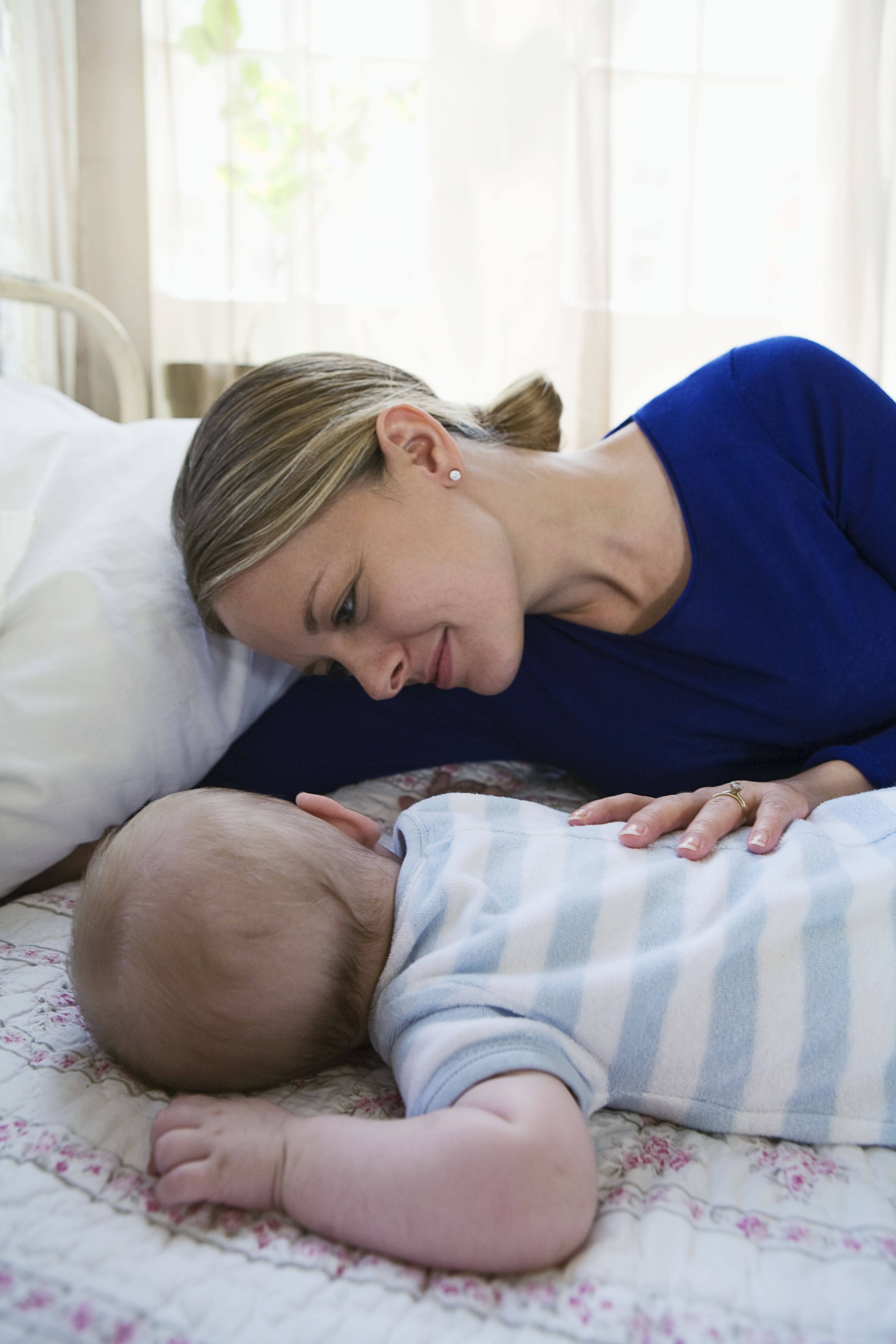 Una mujer observa a su bebé mientras duerme | Fuente: Getty Images