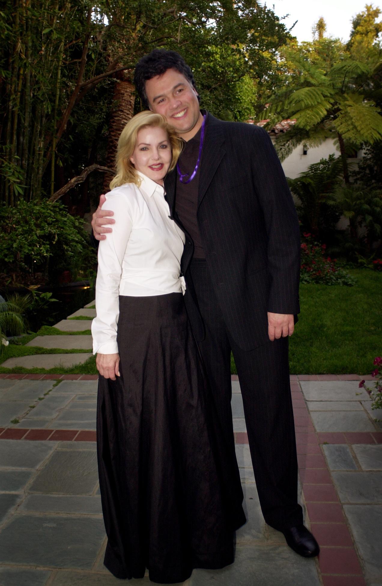 Priscilla Presley y Marco Garibaldi asisten al concierto Jubilation 2000 en Beverly Hills, California, el 1 de junio de 2000 | Fuente: Getty Images