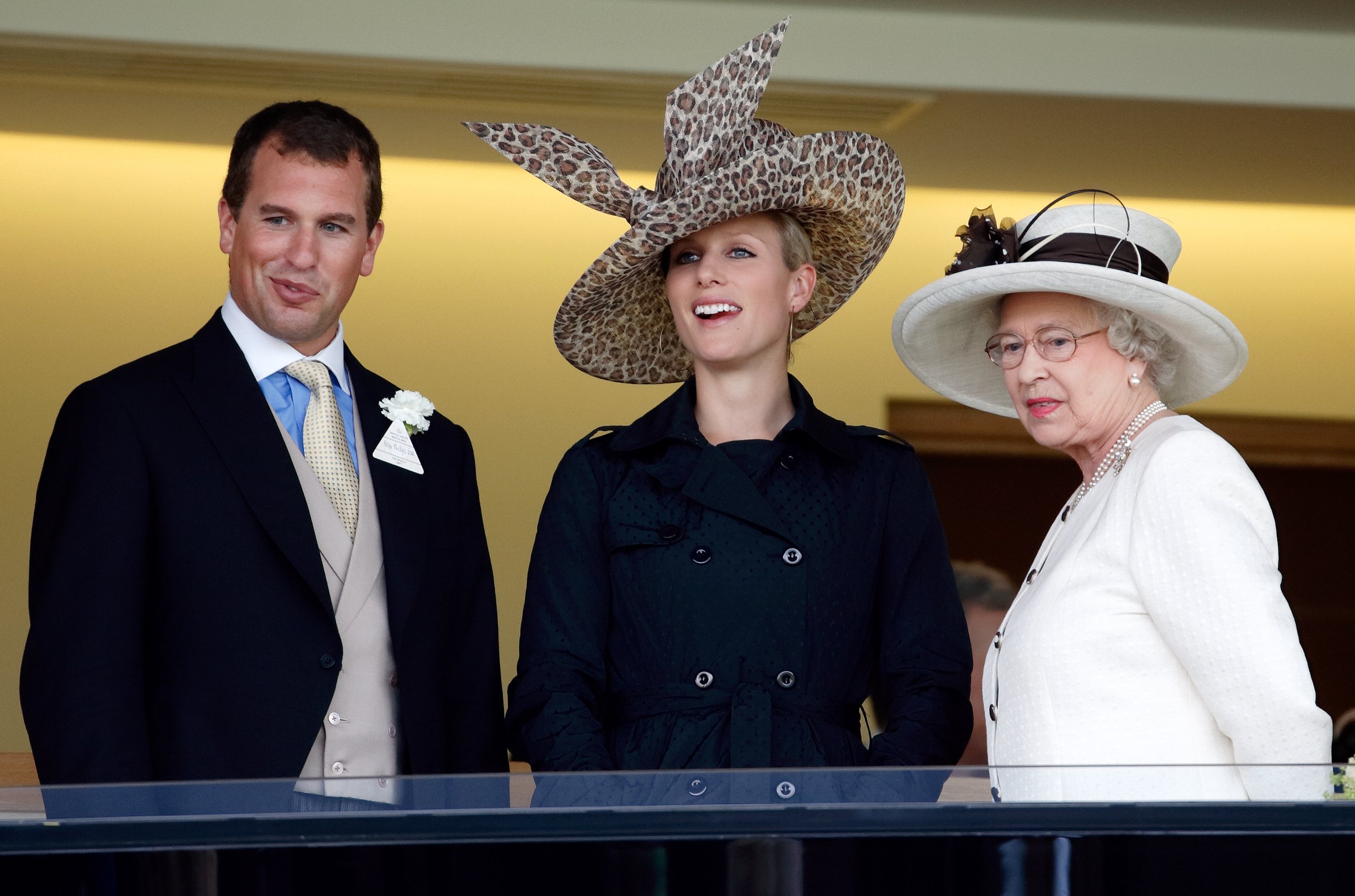 Peter Phillips, Zara Phillips y la reina Elizabeth II observan las carreras desde el palco real mientras asisten al  Royal Ascot en el hipódromo de Ascot el 21 de junio de 2007 en Inglaterra | Foto: Getty Images