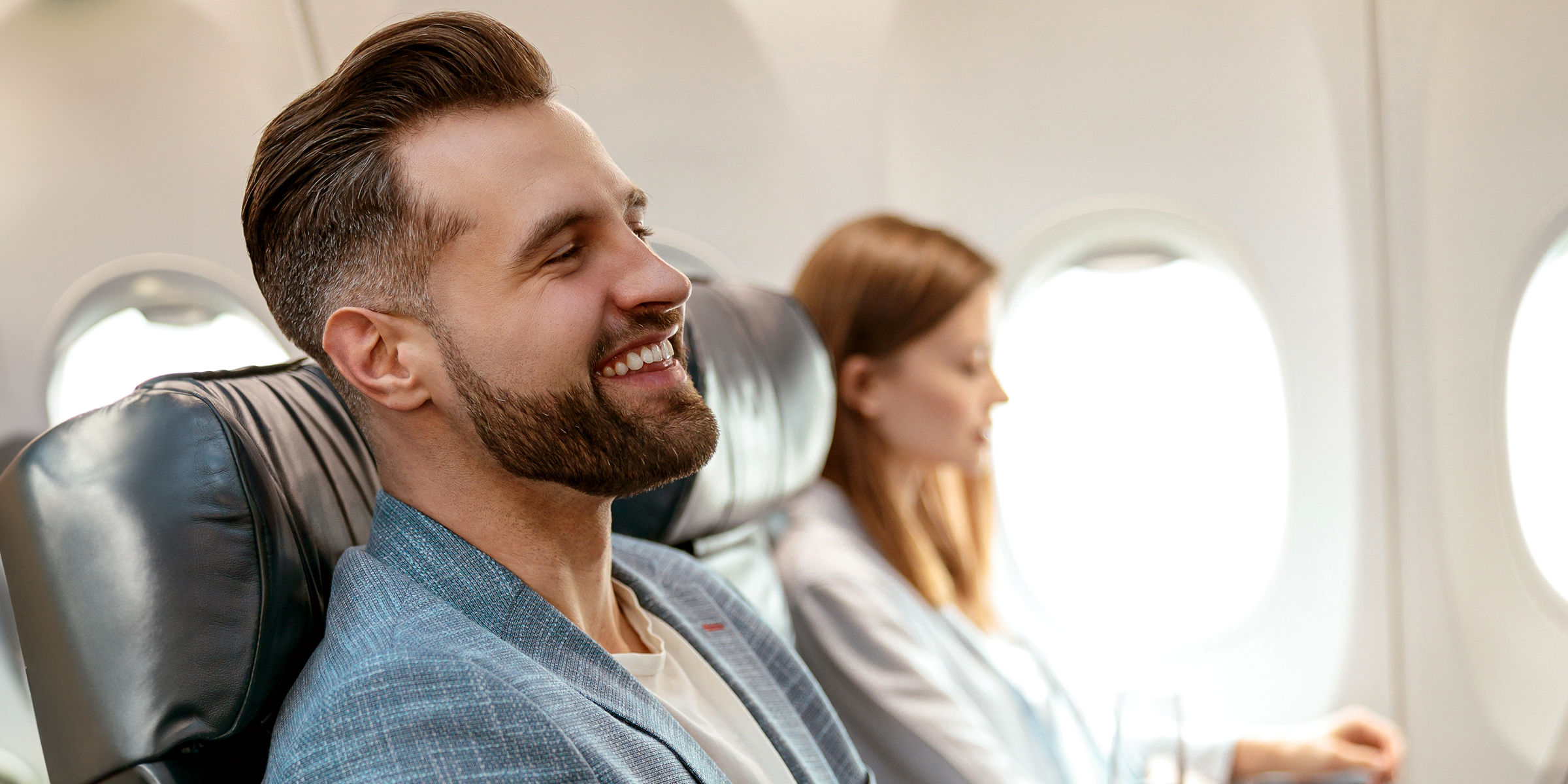 Un hombre y una mujer en un vuelo de avión | Fuente: Shutterstock