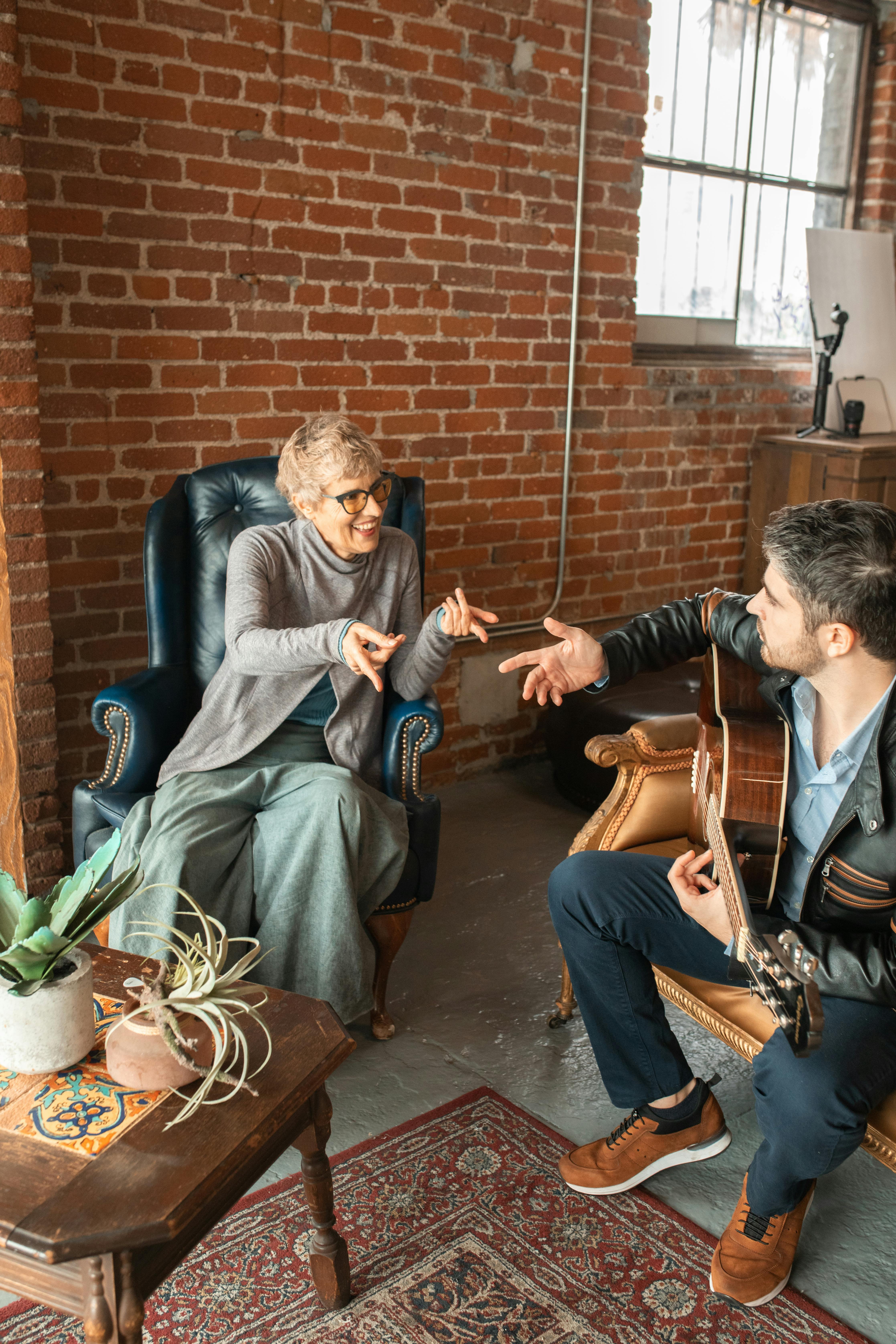 Una anciana hablando con un hombre | Fuente: Pexels