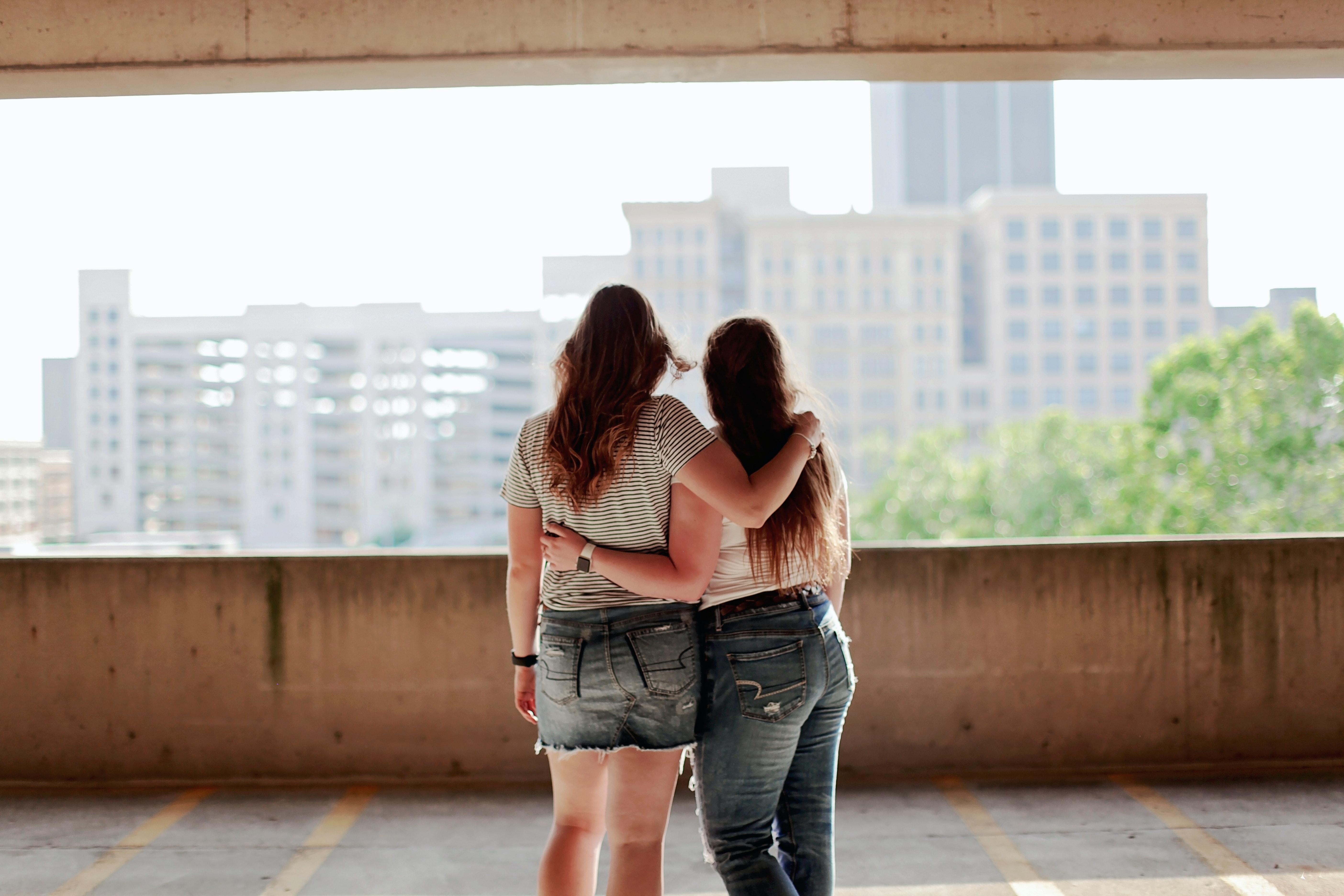 Dos mujeres abrazadas | Fuente: Pexels