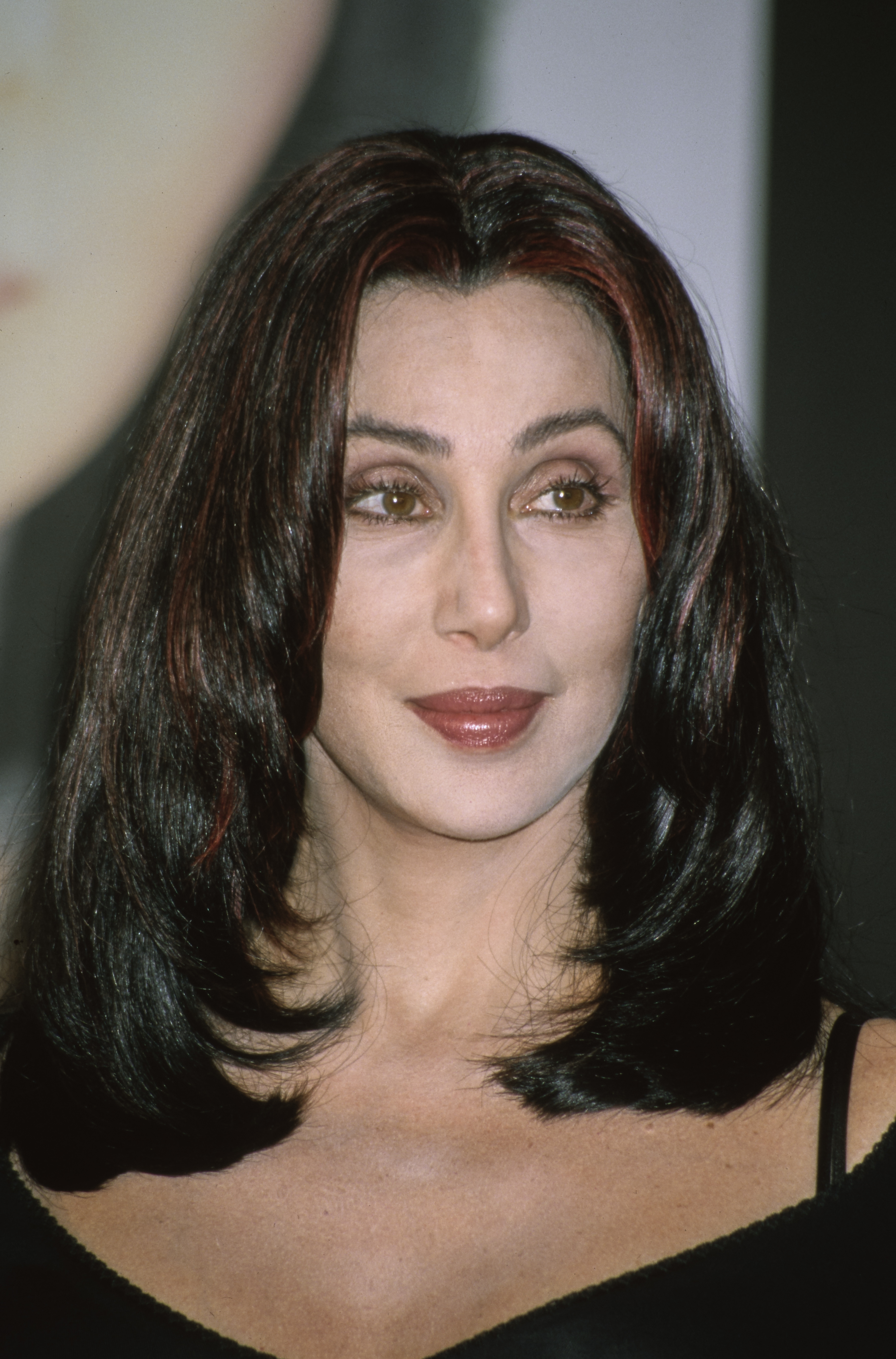 Cher durante la firma de su álbum el 24 de noviembre de 1998 en Los Ángeles, California | Fuente: Getty Images
