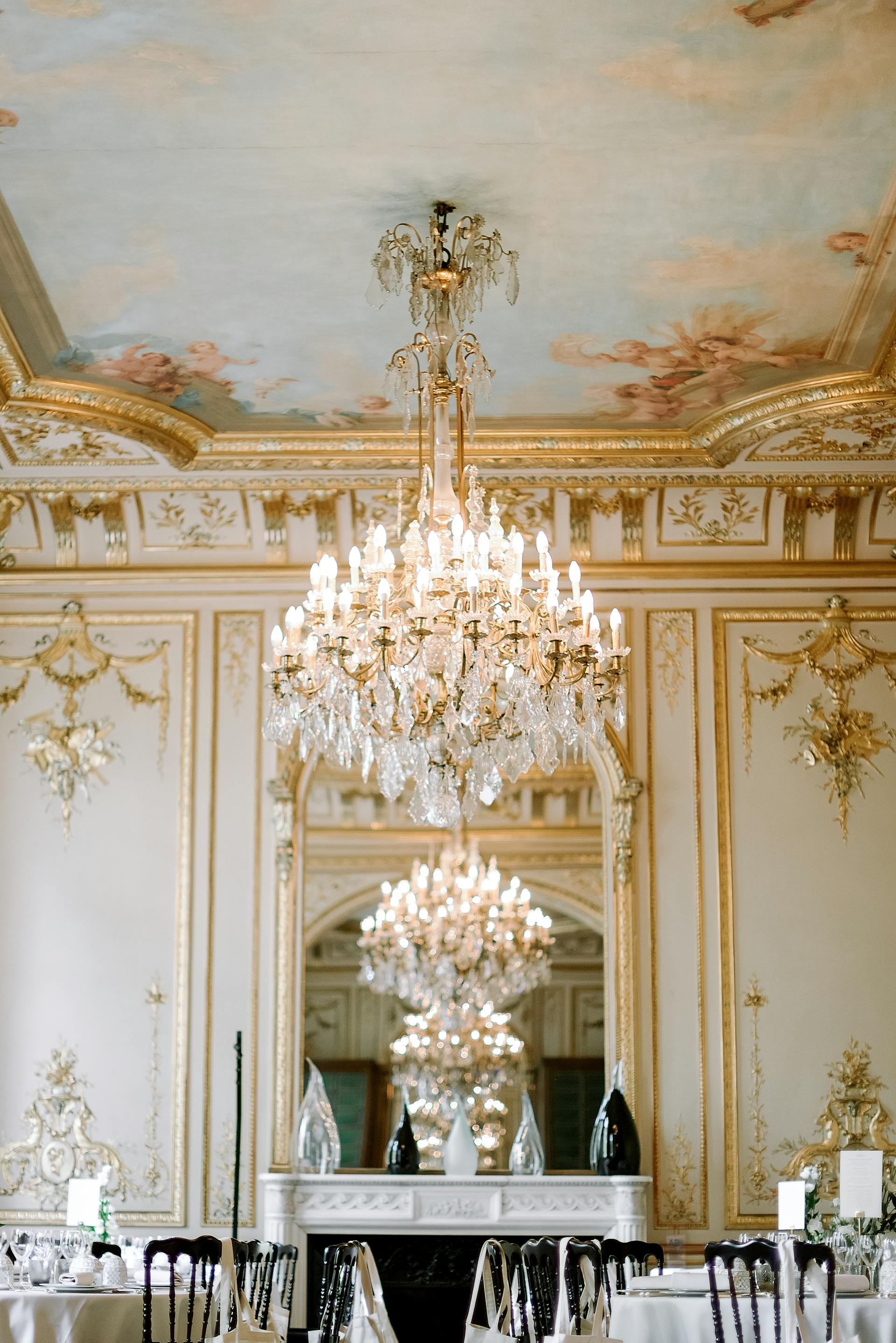 El interior de un elegante restaurante con adornos dorados y arañas de cristal | Fuente: Pexels