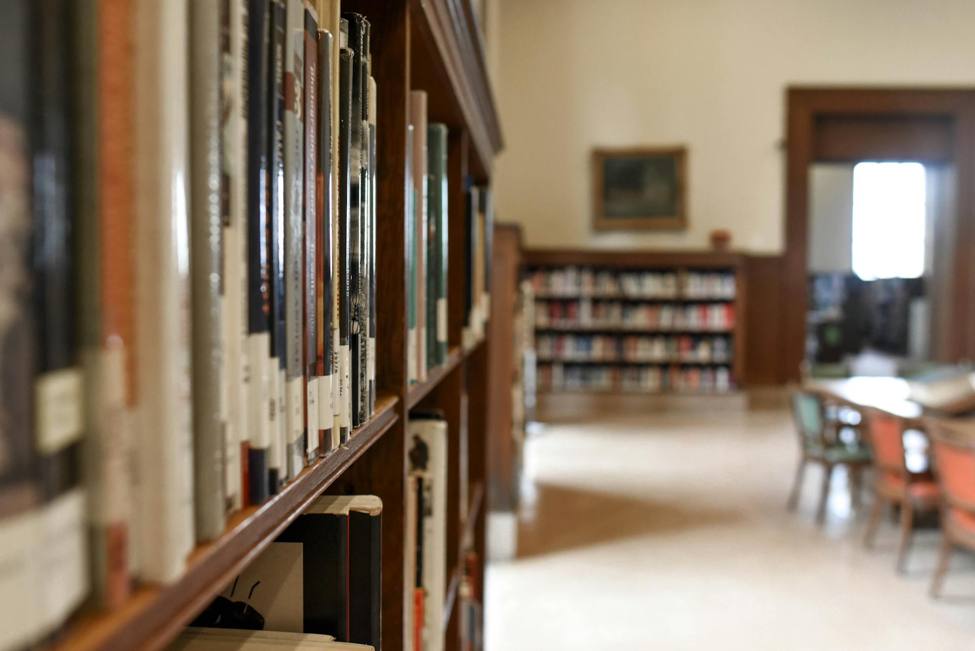 Una biblioteca | Fuente: Pexels