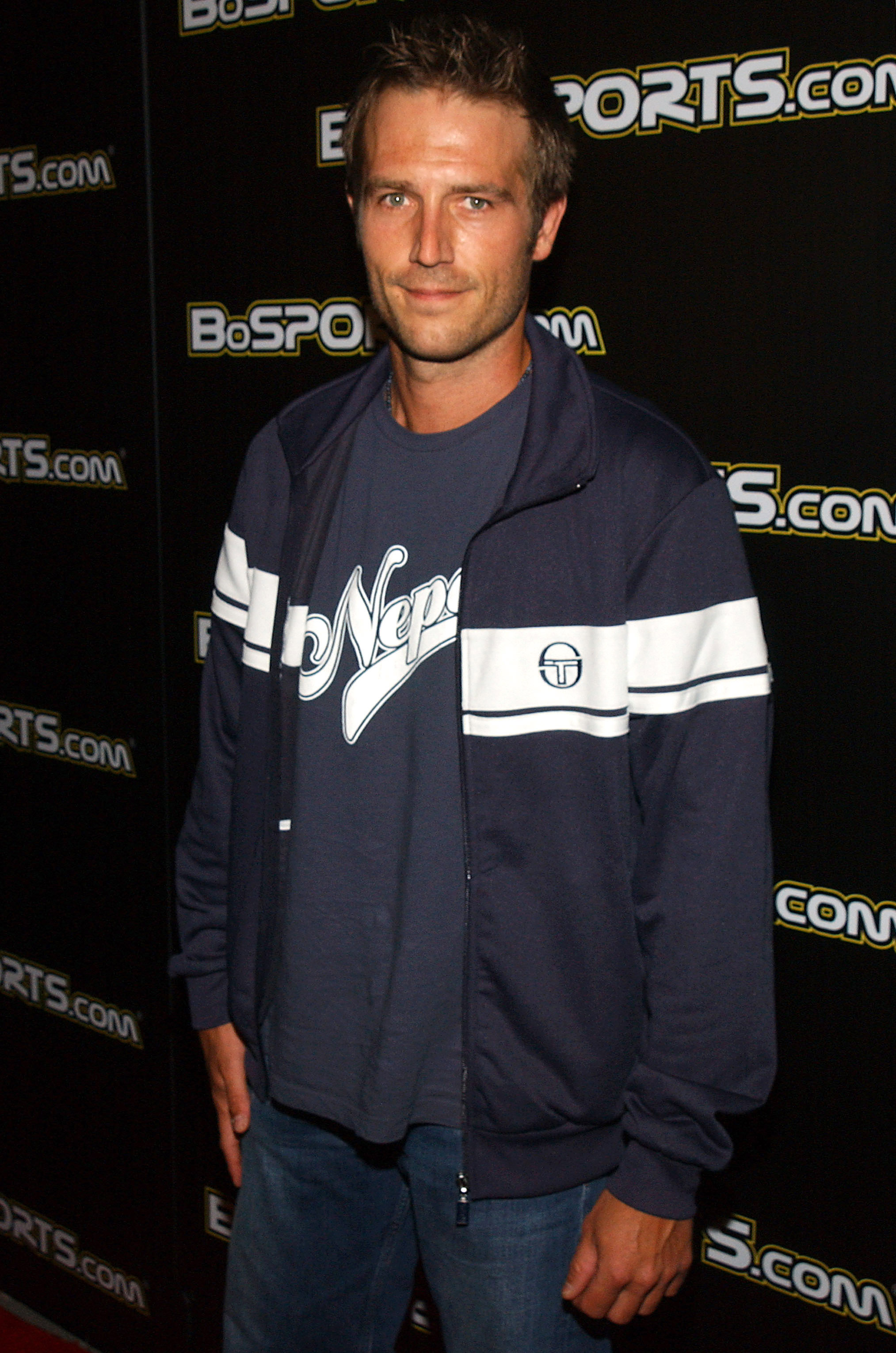 Vestido de forma informal, con una chaqueta deportiva y vaqueros, Michael Vartan acude a un evento de póquer de famosos en Beverly Hills, donde luce su estilo desenfadado en el momento álgido de su fama.