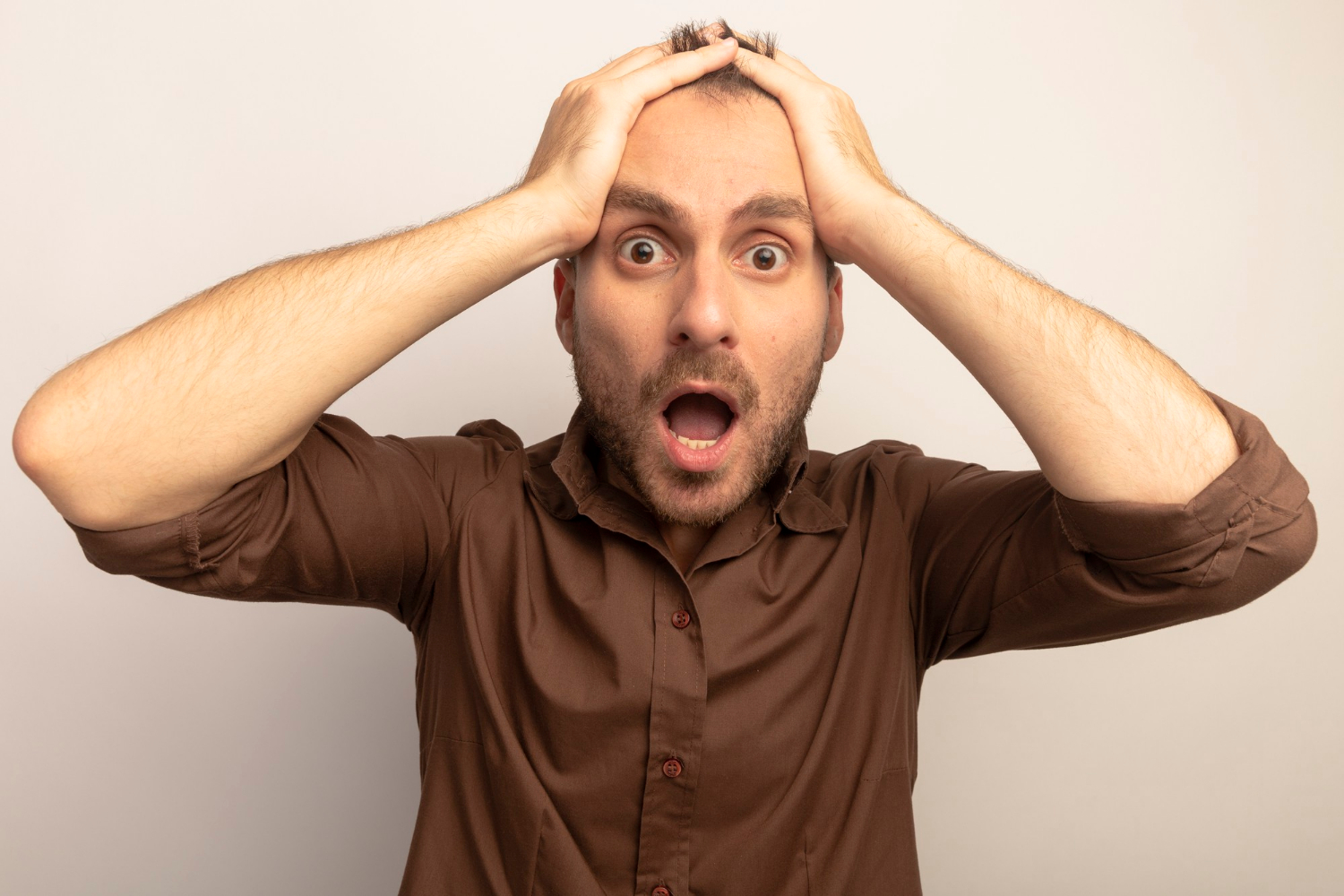 Un hombre sacudido hasta la médula | Fuente: Freepik