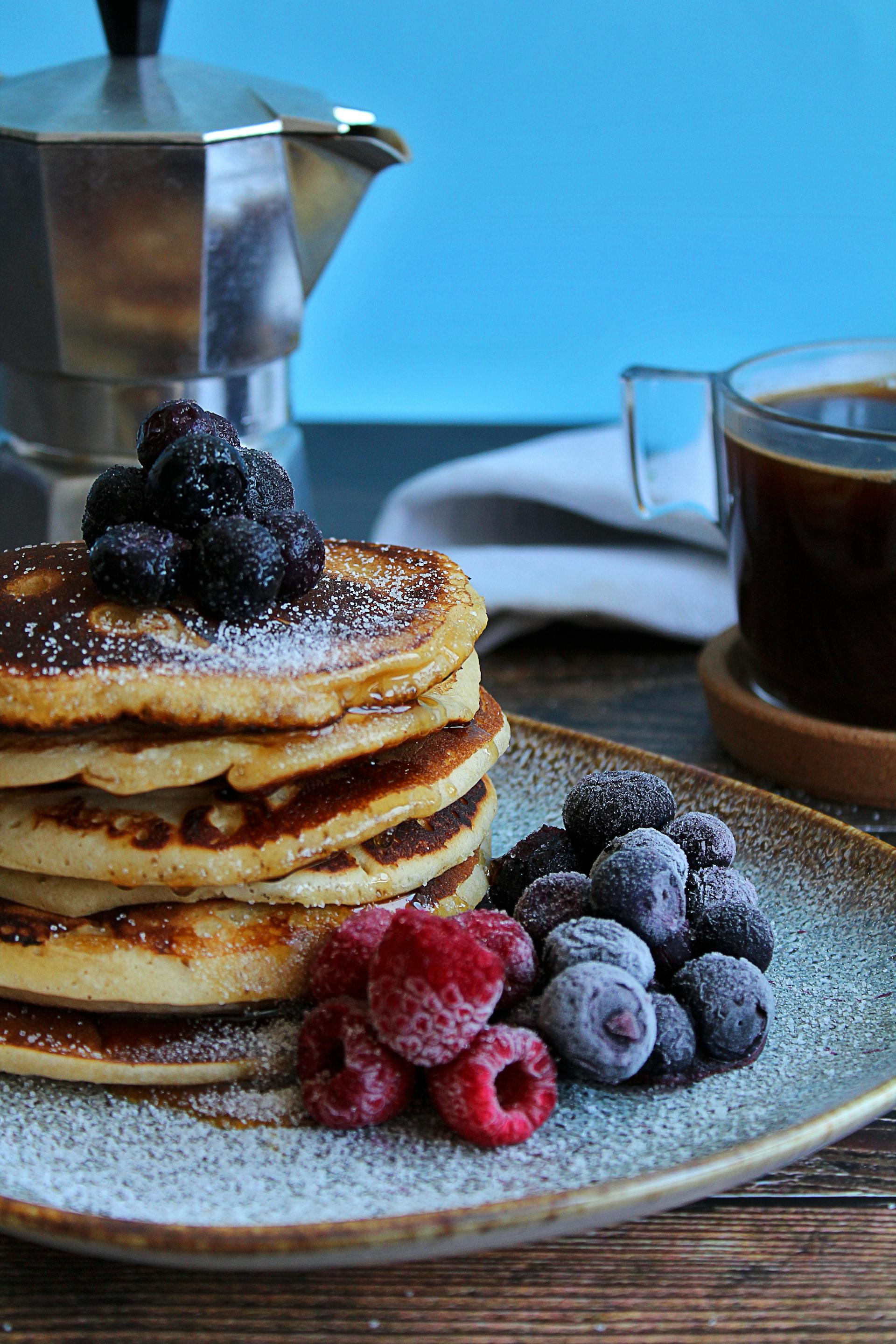 Café y tortitas sobre una mesa | Fuente: Pexels
