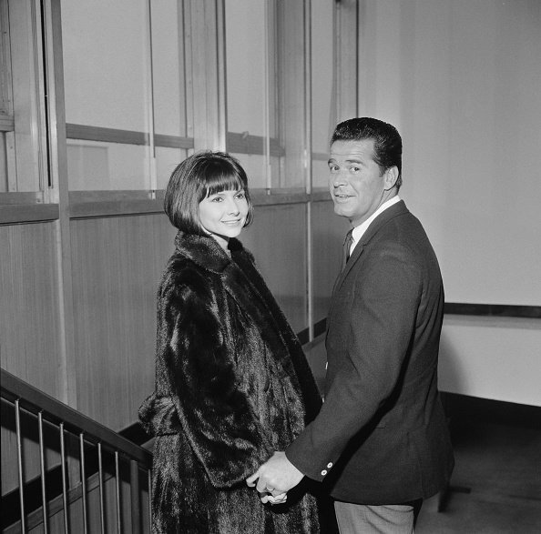 James Garner y Lois Clarke en Reino Unido el 1 de marzo de 1964 | Imagen: Getty Images