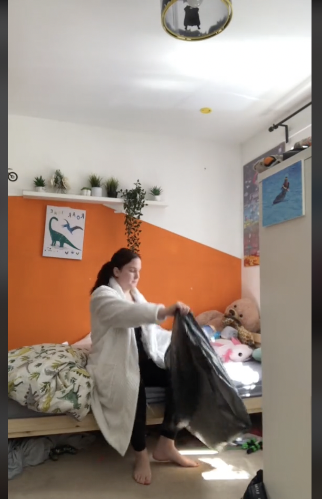 Katie Johnson aparece recogiendo cosas de la habitación de sus hijos en un vídeo viral | Fuente: TikTok/katiejohnston07