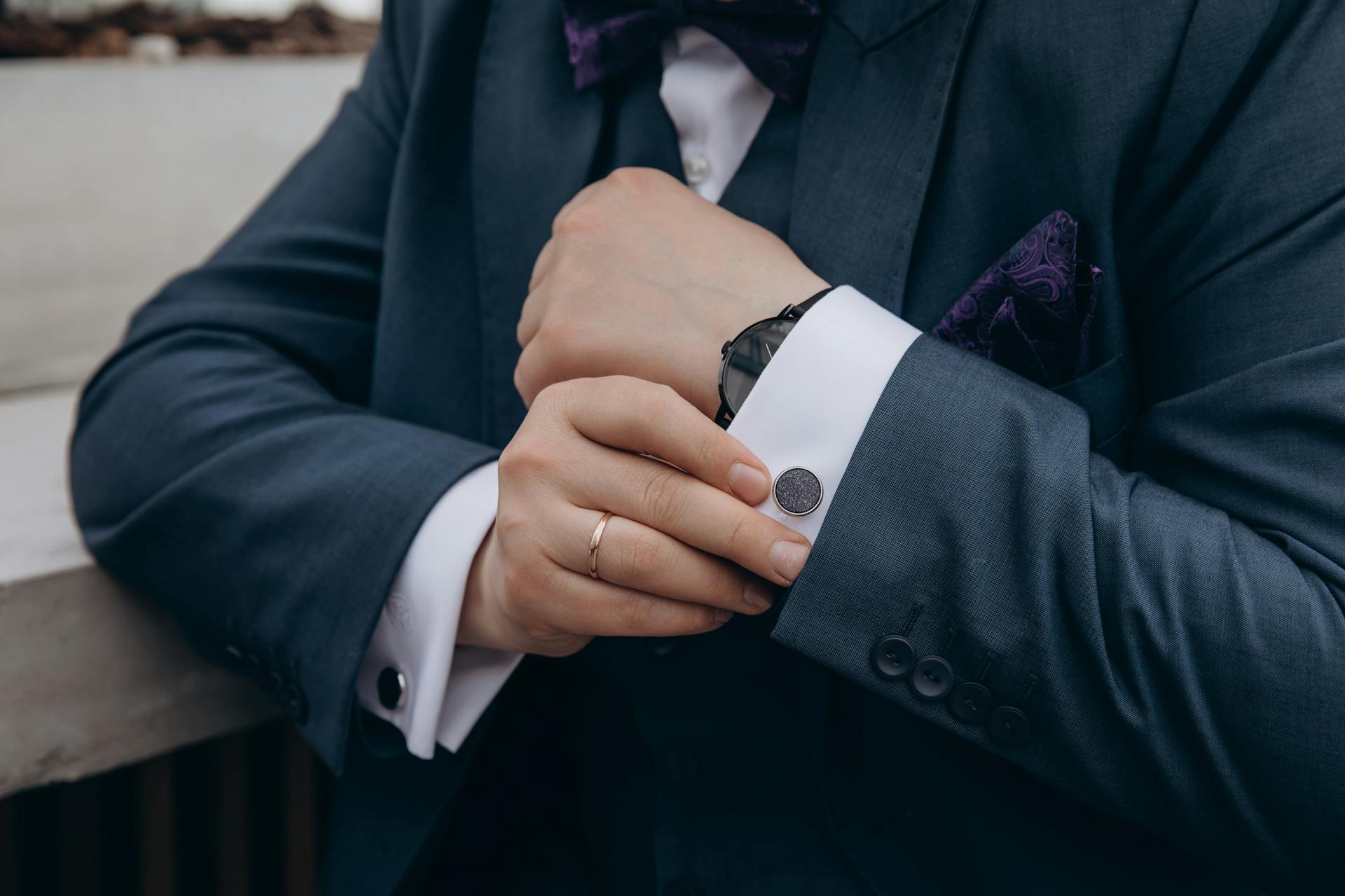 Un hombre ajustándose el puño izquierdo | Fuente: Pexels