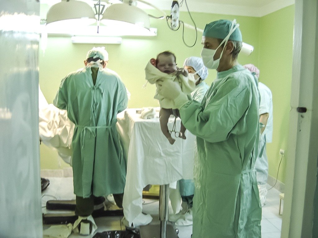 Médicos en quirófano con recién nacido. | Foto: Pixabay