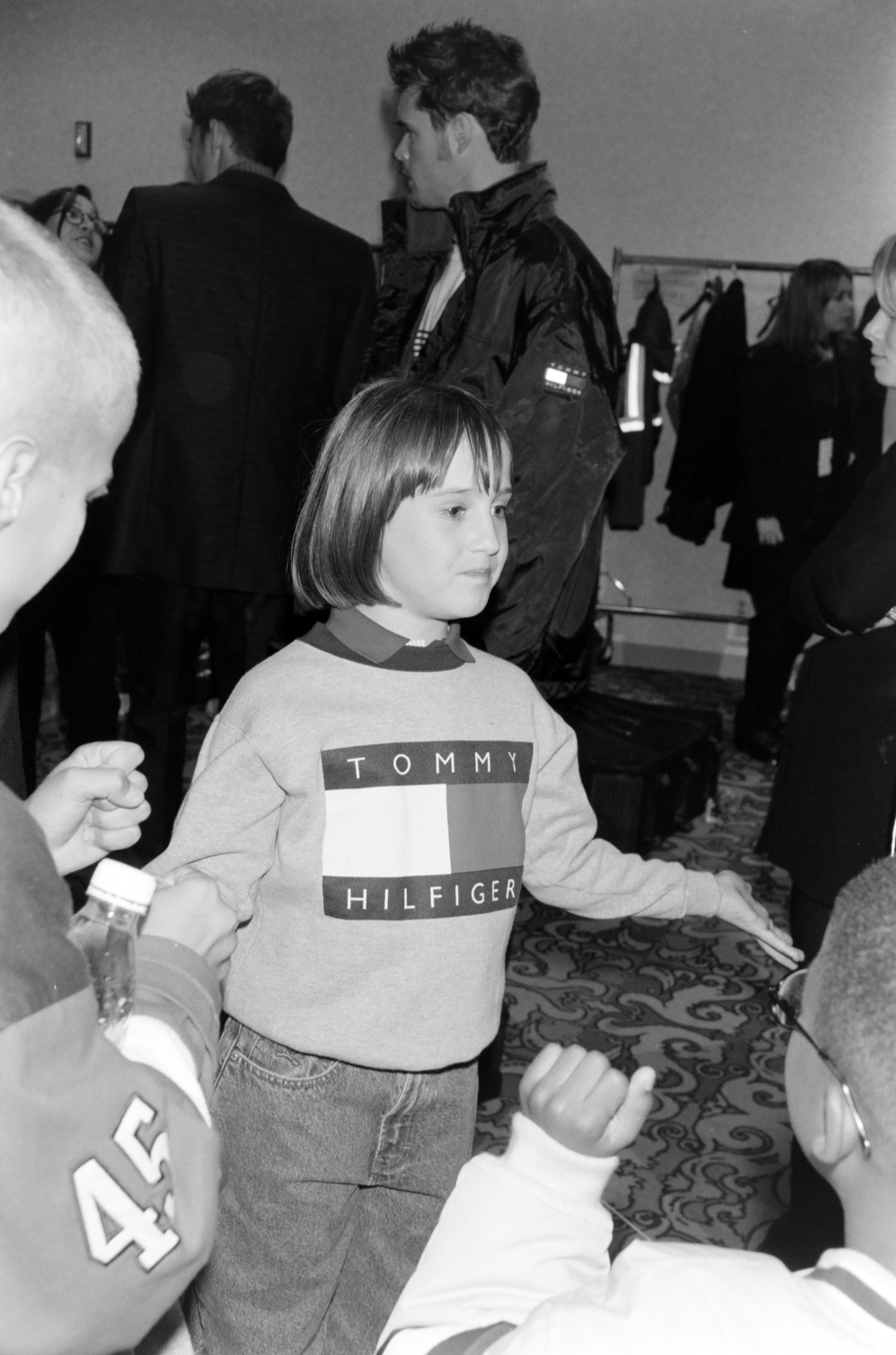 Mara Wilson asiste a la sexta carrera benéfica anual Race to Erase MS, patrocinada por Tommy Hilfiger, en Los Ángeles, California, el 14 de noviembre de 1997 | Fuente: Getty Images