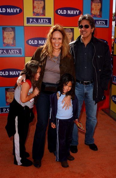 Catherine Bach y su familia en 72 Market Street el 2 de noviembre de 2003 en Venice, California. | Foto: Getty Images