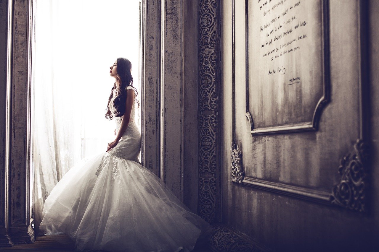 Mujer luciendo un traje de novia.| Foto: Pixabay